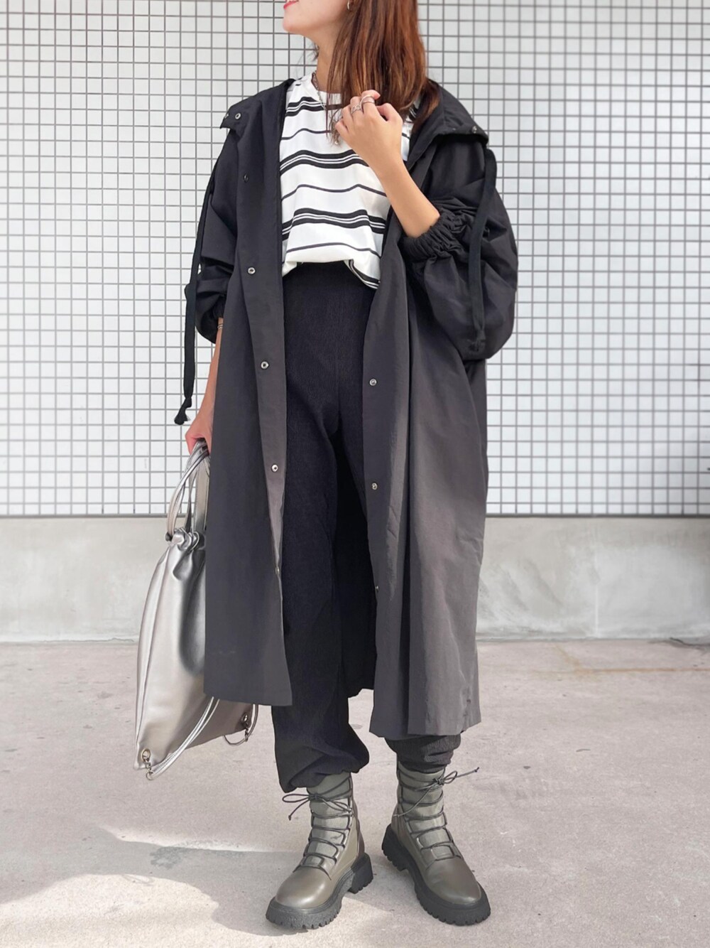 その他のバックパック/リュック、グリーン系のブーツを着用したレディースの秋コーディネートの1枚目の写真