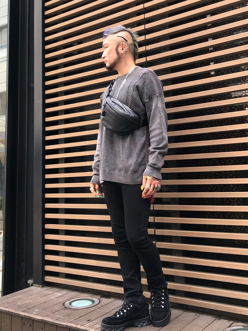 「スニーカー、ニット、シンプル、NIKE、モノトーン、Alexander Wang、LOVELESS、スキニーデニム、春コーデ」｜「LOVELESSのウォッシュドニット プルオーバー（ニット/セーター、グレー系）」を使った、neonさん（メンズ・177cm）の春コーディネートの1枚目の写真