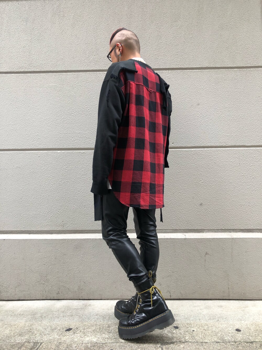 「チェック、ロック、秋のコーデ、MIHARAYASUHIRO、LOVELESS、新作、ミハラヤスヒロ(MIHARAYASUHIRO)、秋冬コーデ、MaisonMIHARAYASUHIRO」｜「LOVELESSのシンセティックレザー ジョガーパンツ（その他パンツ、ブラック系）」を使った、neonさん（メンズ・177cm）の秋コーディネートの1枚目の写真