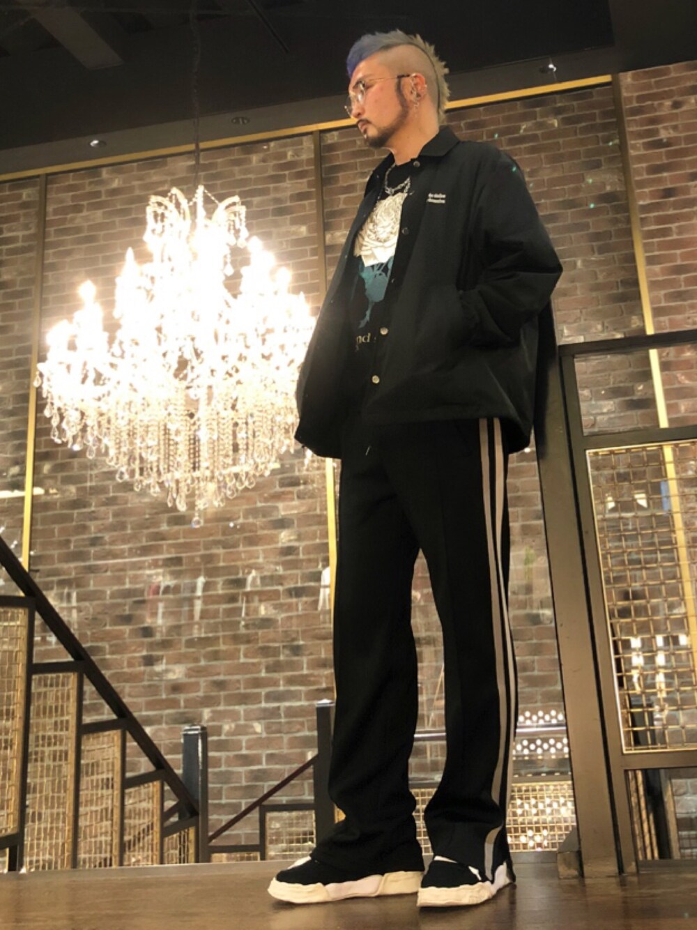 「スニーカー、オールブラック、MIHARAYASUHIRO、モノトーン、コーチジャケット、トラックパンツ、LOVELESS、ミハラヤスヒロ(MIHARAYASUHIRO)、90'sスタイル、MaisonMIHARAYASUHIRO」｜「LOVELESSのアイテム（ジャケット/アウター、ブラック系）」を使った、neonさん（メンズ・177cm）の冬コーディネートの1枚目の写真