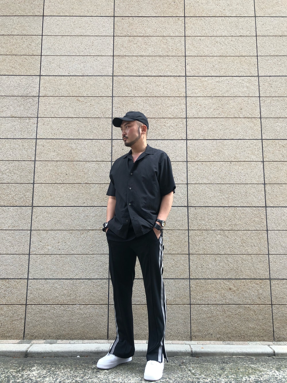 「NIKE、ブラック、ワントーンコーデ、トラックパンツ、LOVELESS、スポーティ、シャツスタイル、オープンカラーシャツ」｜「LOVELESSのLVLS ツイルキャップ（キャップ、ブラック系）」を使った、neonさん（メンズ・177cm）の夏コーディネートの1枚目の写真