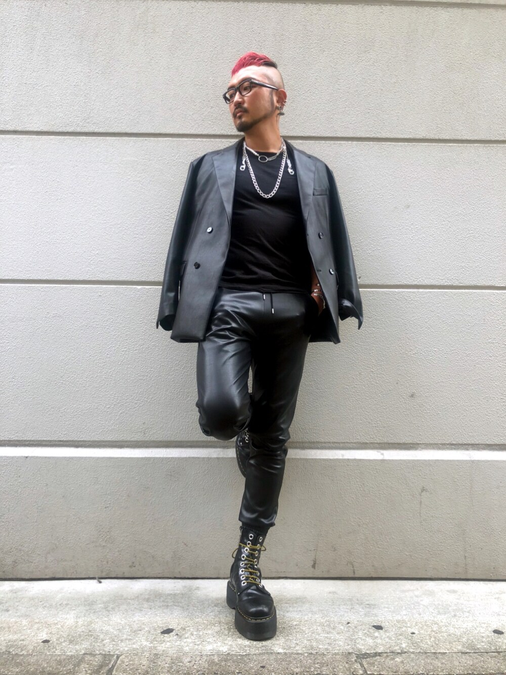 「セットアップ、レザージャケット、オールブラック、leather、LOVELESS、winter、フェイクレザー、autumn、秋冬コーデ、秋トレンド2021」｜「LOVELESSのシンセティックレザー ジョガーパンツ（その他パンツ、ブラック系）」を使った、neonさん（メンズ・177cm）の夏コーディネートの1枚目の写真