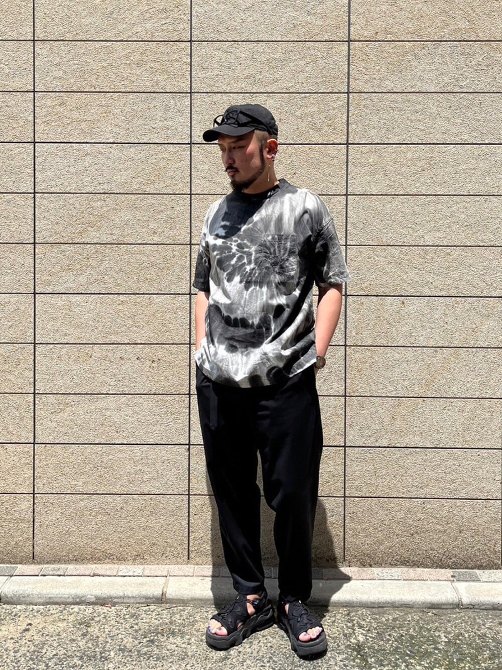 「タイダイ柄、LOVELESS、シンプルコーデ、春コーデ、ラクチンコーデ、メンズファッション、minedenim」｜「MINEDENIMのアイテム（Tシャツ/カットソー、ブラック系）」を使った、neonさん（メンズ・177cm）の春コーディネートの1枚目の写真