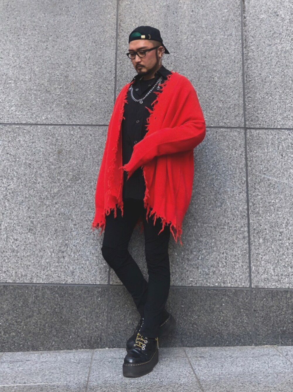 「カーディガン、ニット、ブラック、spring、オレンジ、オーバーサイズ、休日スタイル、LOVELESS、春コーデ、Education From Youngmachines」｜「Education from Youngmachinesのアイテム（シャツ/ブラウス、ブラック系）」を使った、neonさん（メンズ・177cm）の冬コーディネートの1枚目の写真
