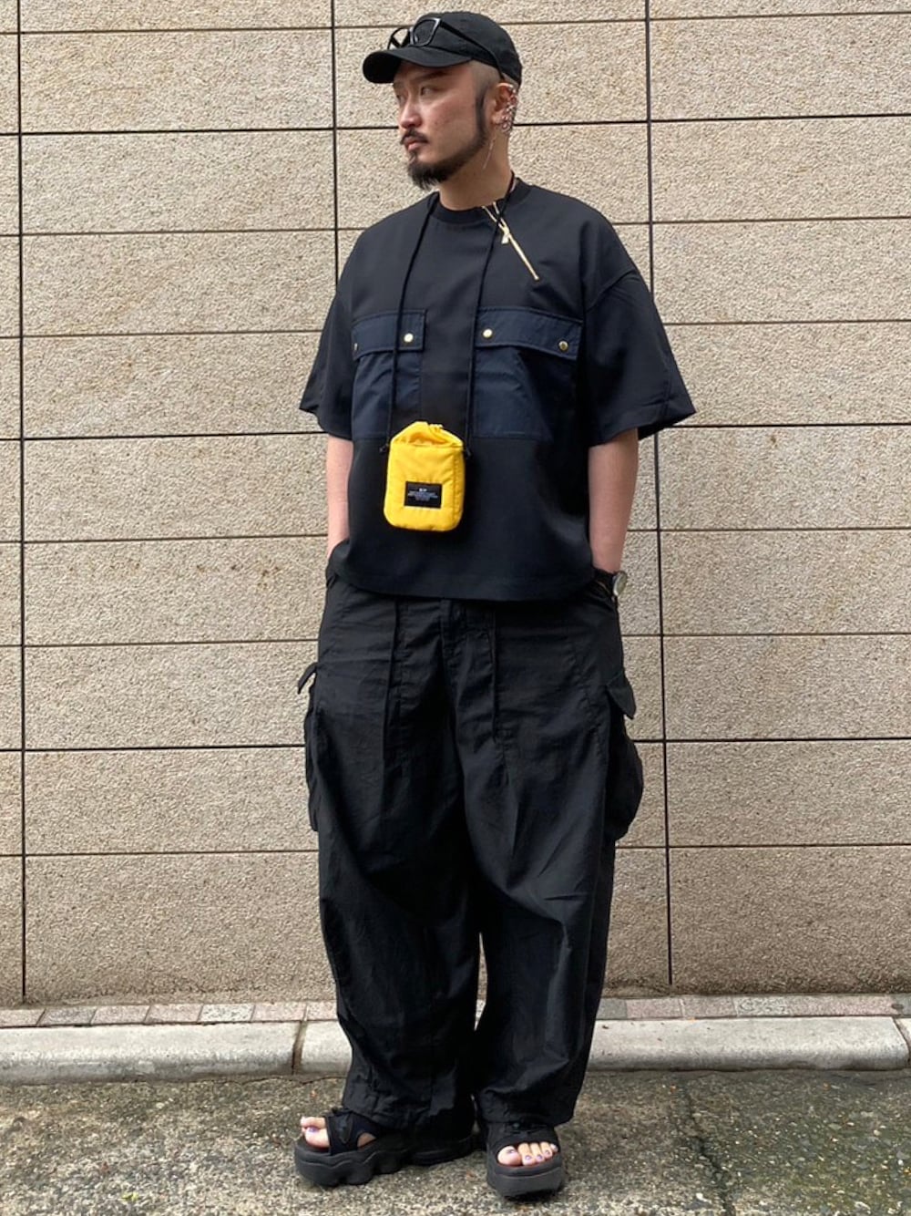 「ワントーンコーデ、LOVELESS、NEEDLES、春コーデ、モノトーンコーデ、カジュアルコーデ、メンズファッション、CULLNI、BAGSINPROGRESS」｜「CULLNIの23-SS-018 / Chambray Twill Military Pocket Tee（Tシャツ/カットソー、ブラック系）」を使った、neonさん（メンズ・177cm）の春コーディネートの1枚目の写真
