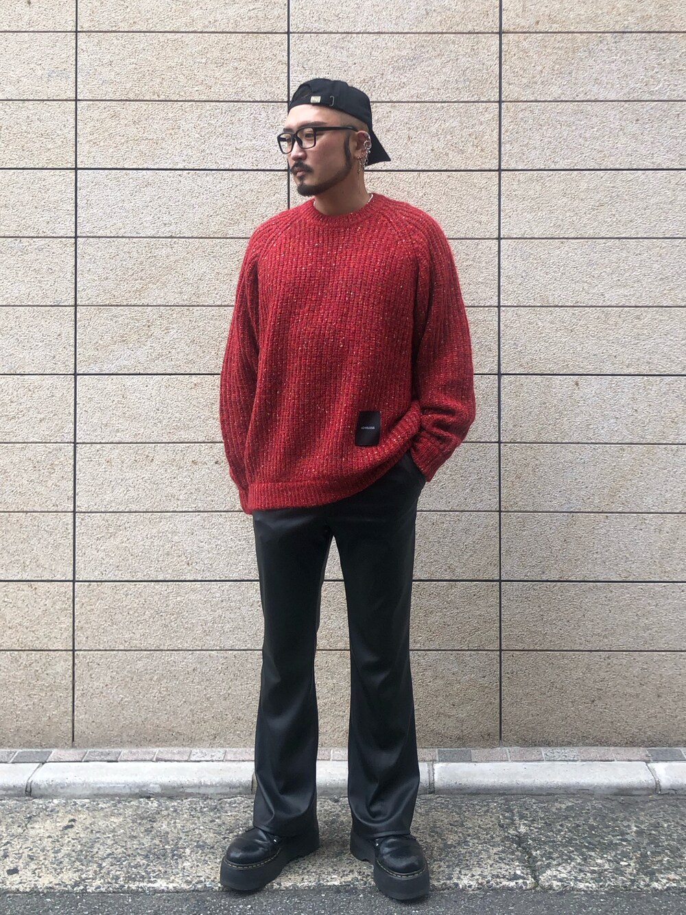 「ニット、シンプル、秋のコーデ、きれいめカジュアル、レザーパンツ、フレアパンツ、メンズコーデ」｜「LOVELESSのカラーネップ ラグランプルオーバー（ニット/セーター、レッド系）」を使った、neonさん（メンズ・177cm）の秋コーディネートの1枚目の写真