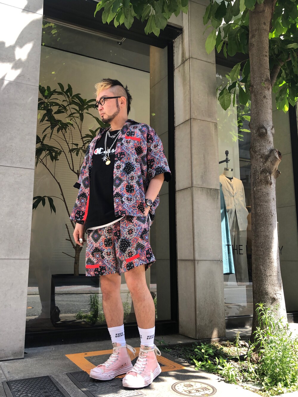 「セットアップ、ショートパンツ、spring、MIHARAYASUHIRO、summer、ペイズリー、LOVELESS、バンダナ柄、夏コーデ、Maison MIHARA YASUHIRO」｜「Maison MIHARA YASUHIROのMaison MIHARA YASHIRO Printed Tee（Tシャツ/カットソー、ブラック系）」を使った、neonさん（メンズ・177cm）の春コーディネートの1枚目の写真