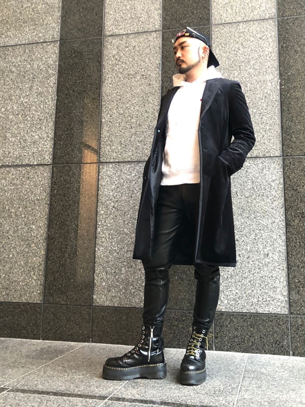 「コート、レザー、秋のコーデ、冬コーデ、ロングコート、ベロア、レザーパンツ、LOVELESS、winter、autumn」｜「LOVELESSのベロアパイピングチェスター（チェスターコート、ブラック系）」を使った、neonさん（メンズ・177cm）の秋コーディネートの1枚目の写真
