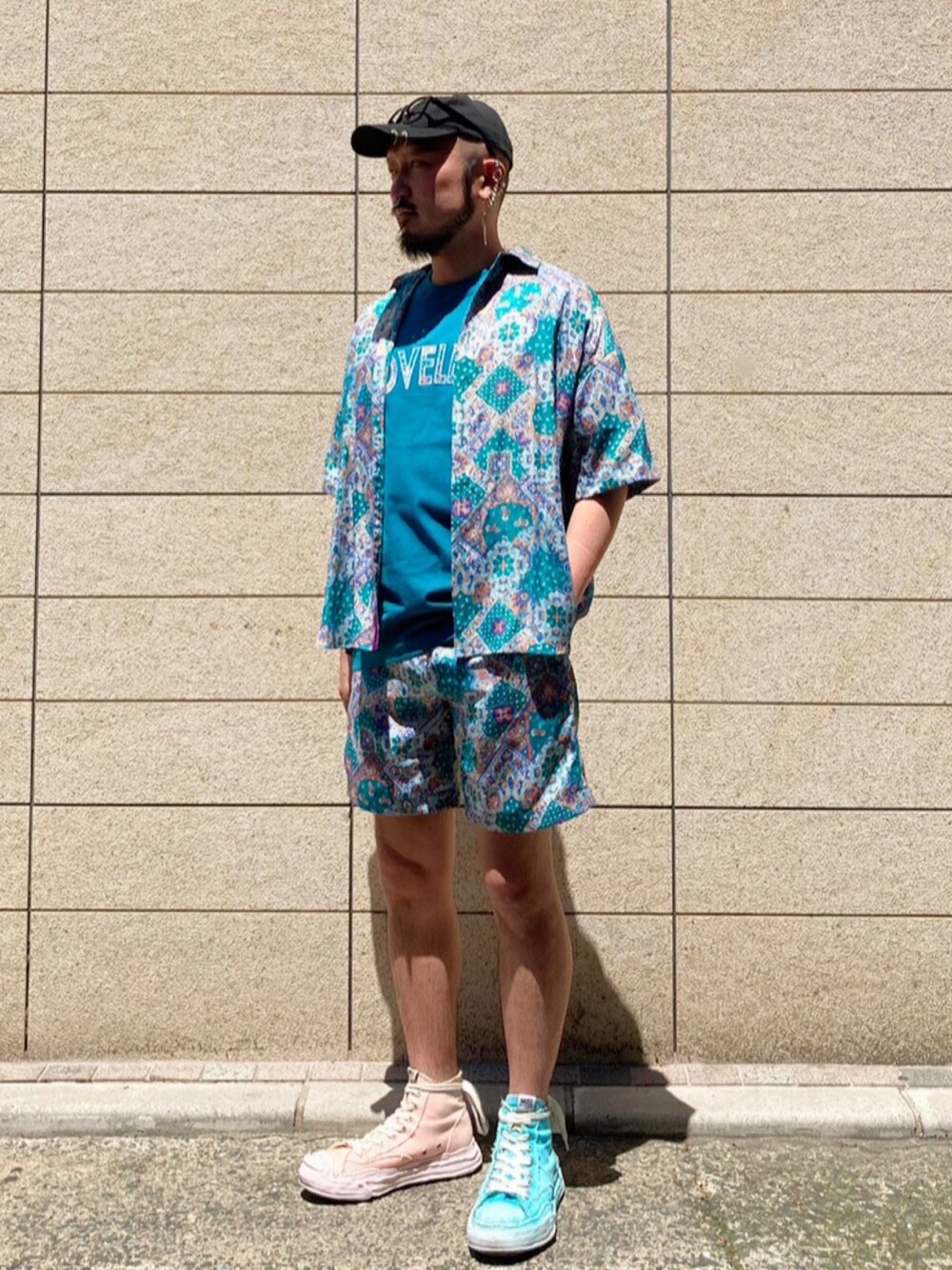 「セットアップ、ショートパンツ、スニーカーコーデ、LOVELESS、シャツスタイル、夏コーデ、カジュアルコーデ、ショップスタッフのアクティブコーデ、ショップスタッフの推しセットアップ、ショップスタッフの推しボトムス」｜「LOVELESSのペイズリープリントジャカード ショートスリーブシャツ（シャツ/ブラウス、グリーン系）」を使った、neonさん（メンズ・177cm）の春コーディネートの1枚目の写真