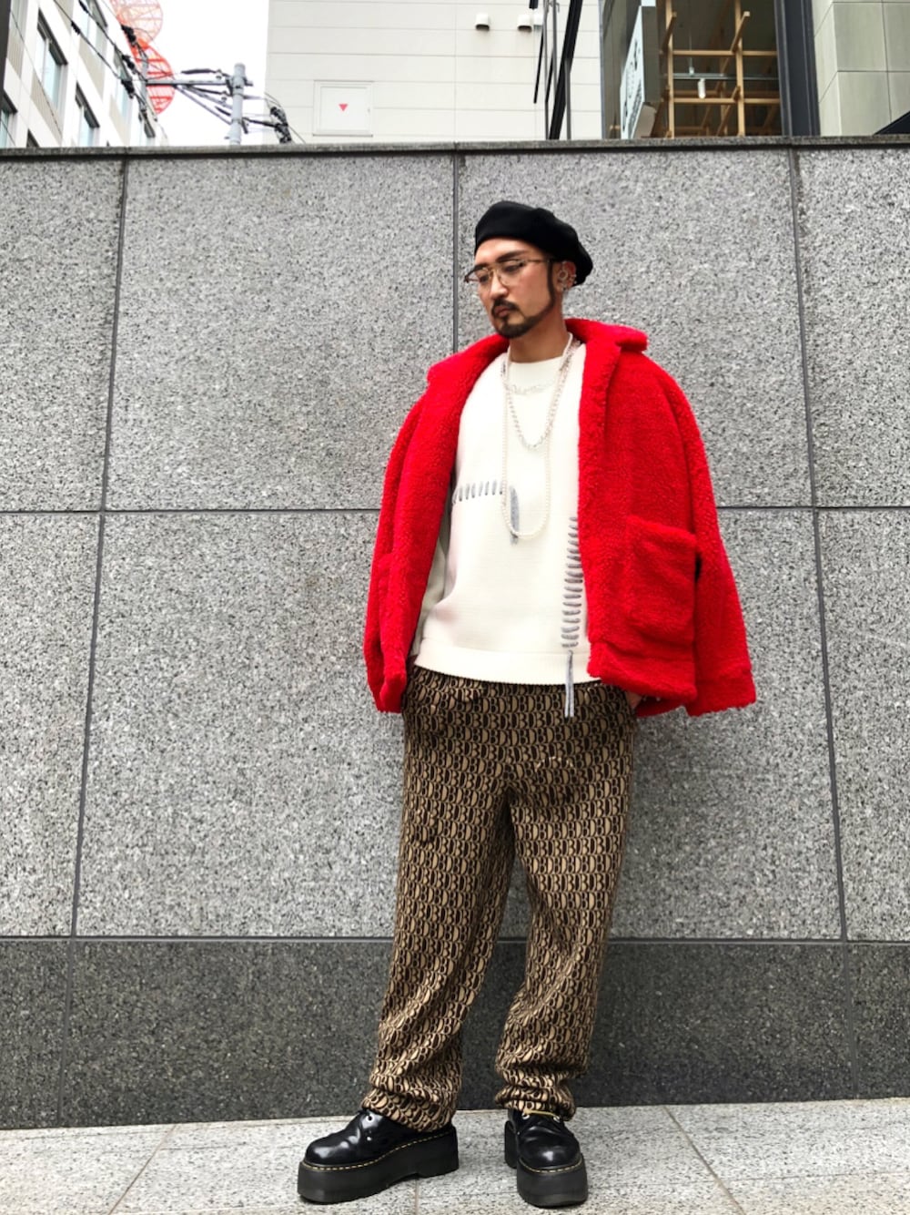 「ボア、秋のコーデ、冬コーデ、オーバーサイズ、ニットパンツ、LOVELESS、doublet、チャンキーニット」｜「doubletの【doublet】MEN ジャケット HAND-PAINTED RECYCLE FUR JACKET 21AW04BL123（その他アウター、レッド系）」を使った、neonさん（メンズ・177cm）の冬コーディネートの1枚目の写真