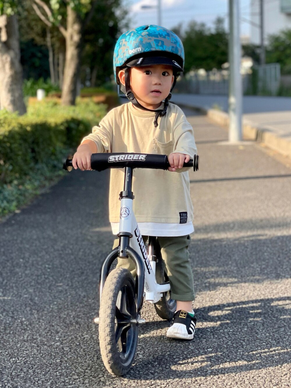 「スニーカー、ベージュ、レイヤードスタイル、カーキ、アディダス、2歳、キッズコーデ、休日コーデ、カーキパンツ、ストライダー」｜「BREEZE by saoriのWEB限定　レイヤードバッグロゴロンT【BREEZE by saori】（Tシャツ/カットソー、ベージュ系）」を使った、so_shoさん（キッズ・80cm）の秋コーディネートの1枚目の写真