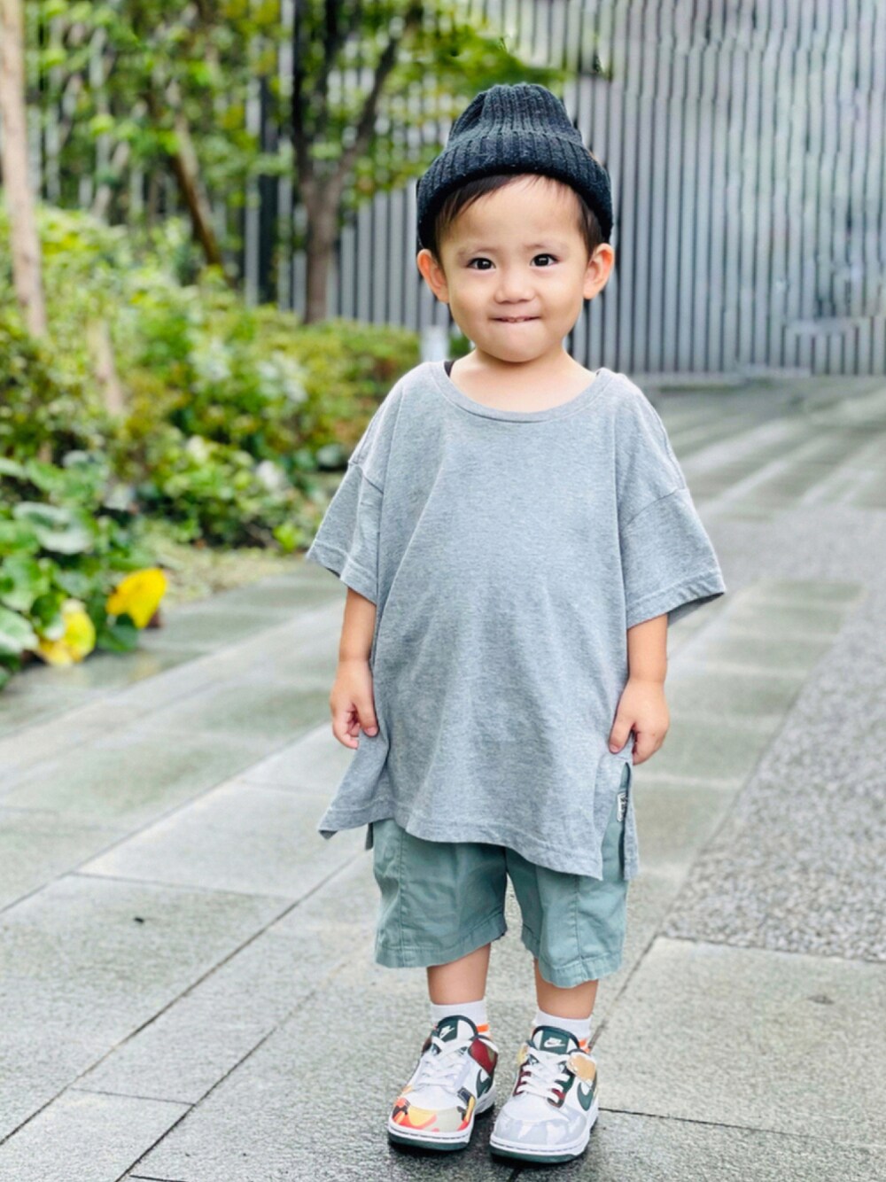 「ビッグシルエット、NIKE、ニット帽、Tシャツ、オーバーサイズ、休日スタイル、白スニーカー、2歳、キッズコーデ、男の子、カジュアルコーデ、BREEZE、dunk、ptite main、スニーカー」｜「petit mainのワンポイントふかふかニット帽（ニットキャップ/ビーニー、ブラック系）」を使った、so_shoさん（キッズ・80cm）の秋コーディネートの1枚目の写真