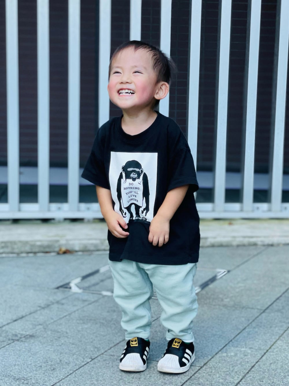 「スニーカー、Tシャツ、adidas、プチプラ、2歳、休日コーデ、パステルカラー、シンプルコーデ、プチプラコーデ、カジュアルコーデ、ゆるコーデ、男の子コーデ、黒Tシャツ、キッズファッション」｜「BRANDALISEDの【BRANDALISED×MARKEY’S】 プリントTシャツ／Banksy バンクシー（80～150cm）（Tシャツ/カットソー、グレー系）」を使った、so_shoさん（キッズ・80cm）の秋コーディネートの1枚目の写真