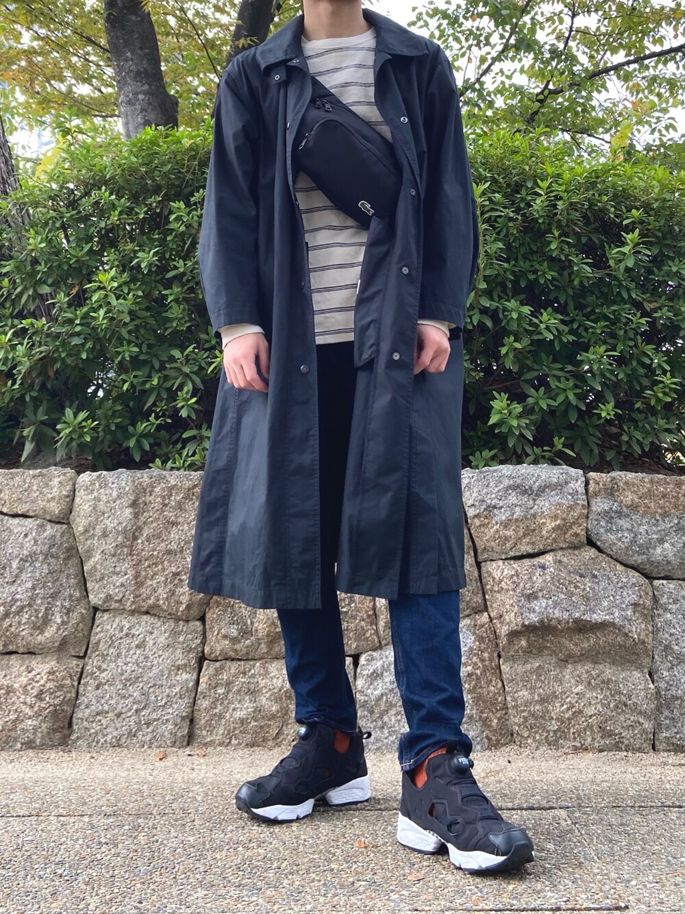 「休日スタイル、ootd、低身長、カジュアル、ブラック、UNIQLO、UNIQLO U、GU、プチプラ、ボーダー、秋、シンプル、ステンカラーコート、スニーカー、デート」｜「GUのアイテム（デニムパンツ、ブルー系）」を使った、だいさん（メンズ・169cm）の秋コーディネートの1枚目の写真
