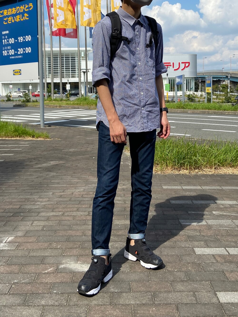「オトナカジュアル、秋のコーデ、スニーカーコーデ、ポンプフューリー、無印良品、ギンガムチェック、デニム、デニムパンツ、ブルー、おしゃれさんと繋がりたい、ootd、プチプラ、低身長、きれいめカジュアル、シンプル」｜「GUのアイテム（デニムパンツ、ブルー系）」を使った、だいさん（メンズ・169cm）の秋コーディネートの1枚目の写真