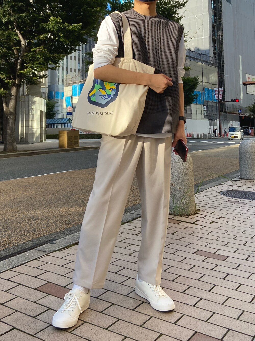 「秋トレンド2021、大人コーデ、キレイめ、秋服準備はじめました、ベスト、ホワイト、オトナカジュアル、スニーカー、きれいめカジュアル、シンプル、低身長、ラフ、トートバッグ、カジュアル、おしゃれさんと繋がりたい」｜「無印良品のアイテム（ベスト、グレー系）」を使った、だいさん（メンズ・169cm）の秋コーディネートの1枚目の写真