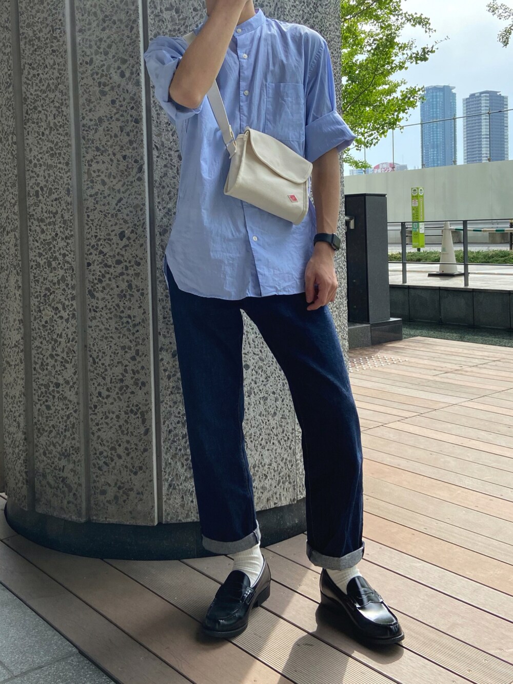 「デニム、カジュアル、ホワイト、ローファー、デート、休日スタイル、革靴、キレイめ、ootd、シンプルコーデ、シャツスタイル、夏コーデ、低身長、オトナカジュアル、お洒落さんとつながりたい」｜「GUのアイテム（デニムパンツ、ブルー系）」を使った、だいさん（メンズ・169cm）の秋コーディネートの1枚目の写真