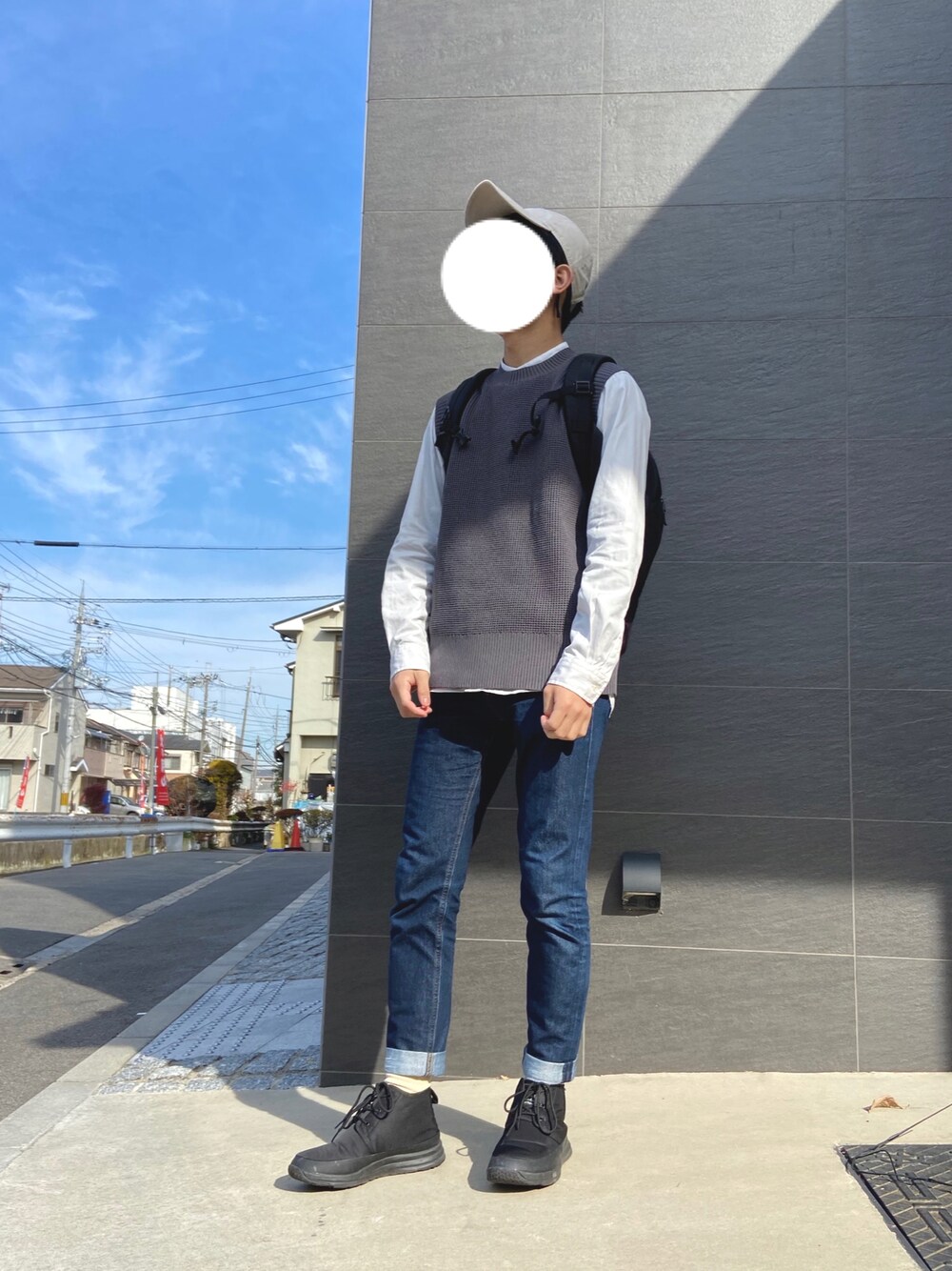 「大人カジュアル、韓国ファッション、ベスト、シンプル、低身長、春、シャツスタイル、レイヤードスタイル、デニム、キャップ、大人コーデ、カジュアル、スニーカー、THE NORTH FACE、きれいめカジュアル」｜「GUのアイテム（デニムパンツ、ブルー系）」を使った、だいさん（メンズ・169cm）の冬コーディネートの1枚目の写真