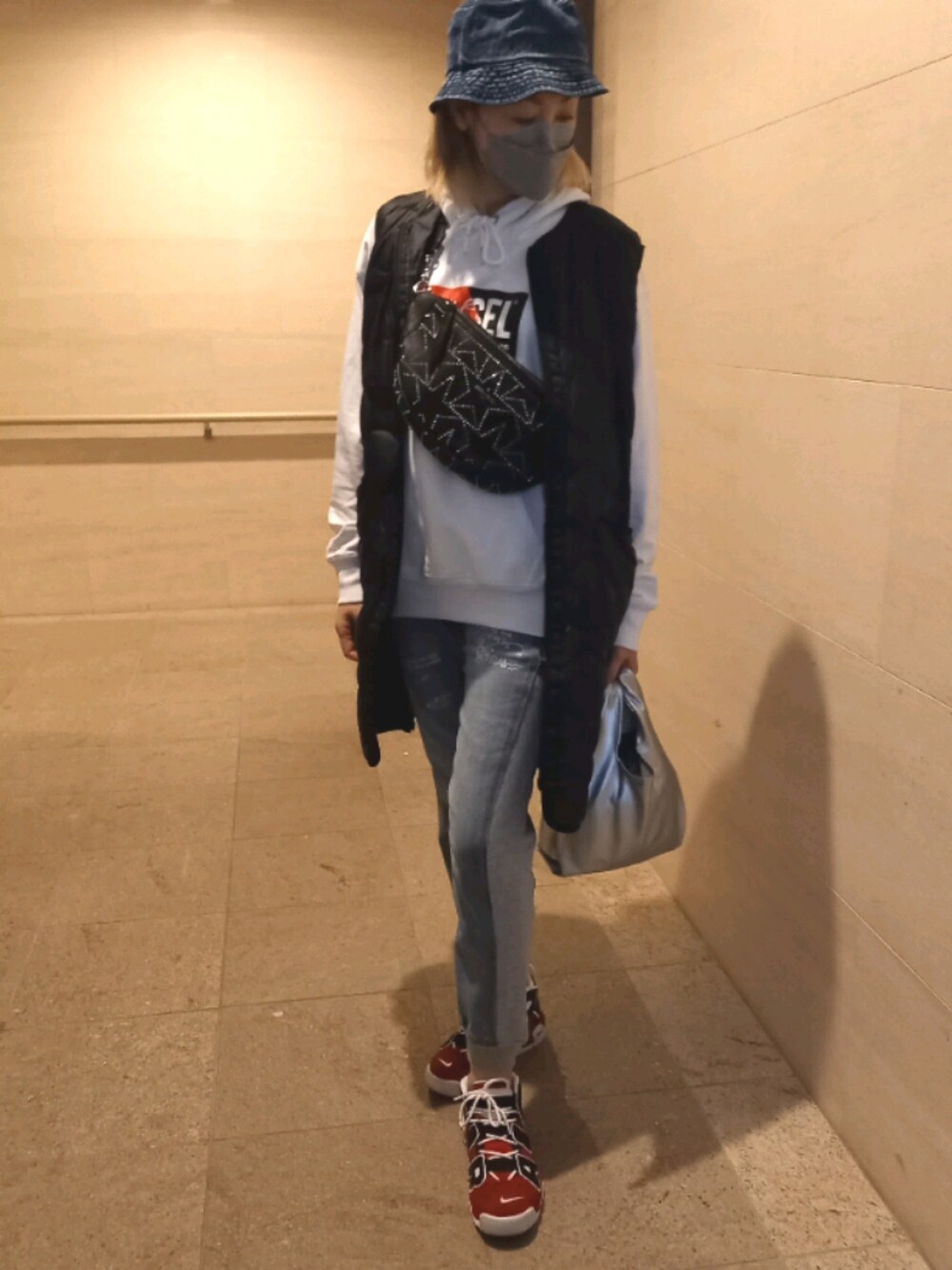 「NIKE、UNIQLO、Diesel、大人カジュアル、ママコーデ、Desigual、今日のコーデ、Jimmy Choo、高身長女子、おしゃれさんと繋がりたい、パーカー、バケットハット」｜「DIESELのメンズ キャップ バケットハット デニム ロゴラベル（キャップ、ブルー系）」を使った、理恵さん（レディース・172cm）の秋コーディネートの1枚目の写真