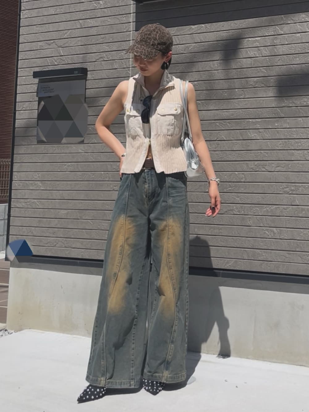 「WEARタイアップ、夏ルックで気分アップ、デニム、ひょう柄、サングラス、夏服コーデ、シンプルスタイル、ワイドデニム、SHEIN、ヒール、キャップ、ノースリーブ、いいね、save、フォローお願いします🤑」｜「WHO'S WHO galleryのニットベスト（ベスト、ベージュ系）」を使った、sayakaさん（レディース・163cm）の夏コーディネートの1枚目の写真