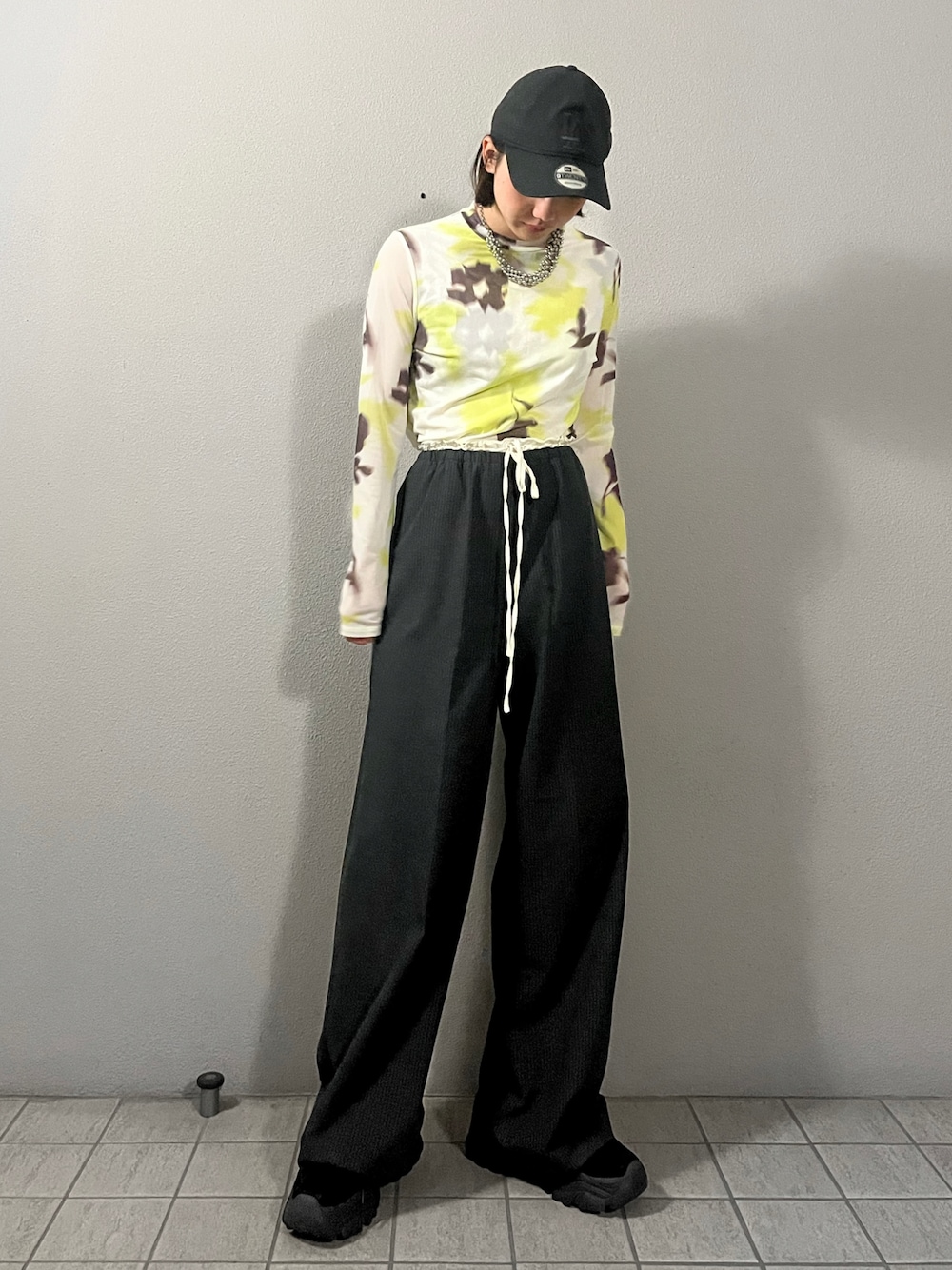 「秋服まるっと大公開、オトナ女子、オトナカジュアル、秋コーデ、シアートップス、厚底シューズ、キャップ、キャップ女子、スラックス、ストライプパンツ、カラーコーデ、shein」｜「NEW ERAのWEGO/【WEB限定】NEW ERA 9TWENTY（キャップ、ブラック系）」を使った、sayakaさん（レディース・163cm）の秋コーディネートの1枚目の写真