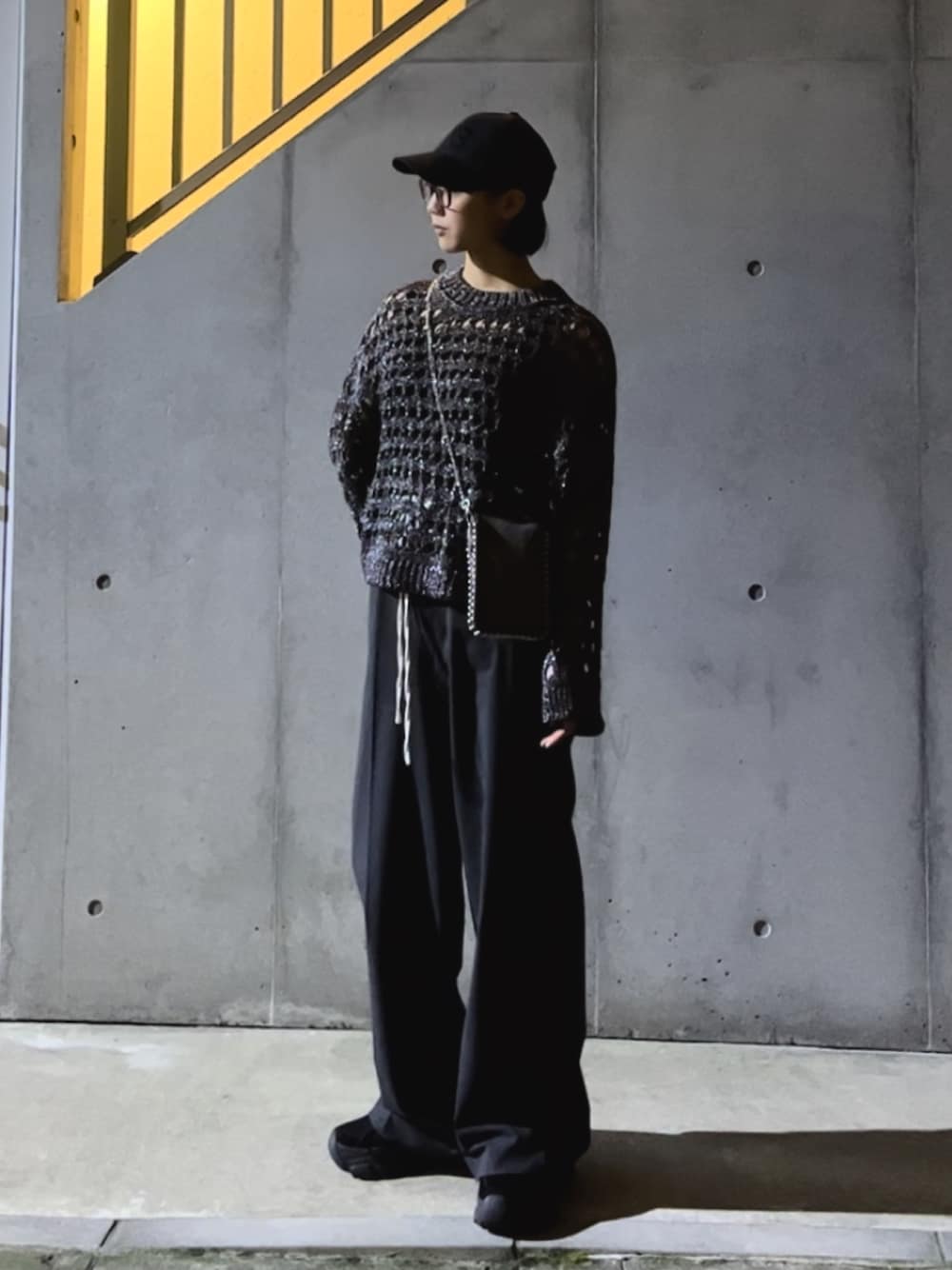 「秋服まるっと大公開、カジュアルコーデ、シンプルコーデ、モノトーン、ブラックコーデ、キャップ女子、秋服準備はじめました、ZARA、編みニット、厚底シューズ、オーバーサイズ、キャップ」｜「SLYのCHUNKY SOLE SNEAKER チャンキーソールスニーカー ボリュームソール 厚底（スニーカー、ブラック系）」を使った、sayakaさん（レディース・163cm）の秋コーディネートの1枚目の写真