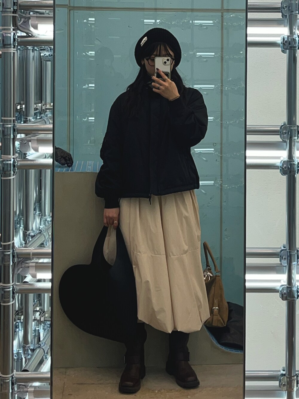 「古着MIX、トラックジャケット、大人かわいい、ニット帽、ベレー帽、メガネ女子、MA-1、ハートバッグ、ジーユー」｜「GANNIのStructured Rib Beret（ニットキャップ/ビーニー、ブラック系）」を使った、sayakaさん（レディース・163cm）の春コーディネートの1枚目の写真