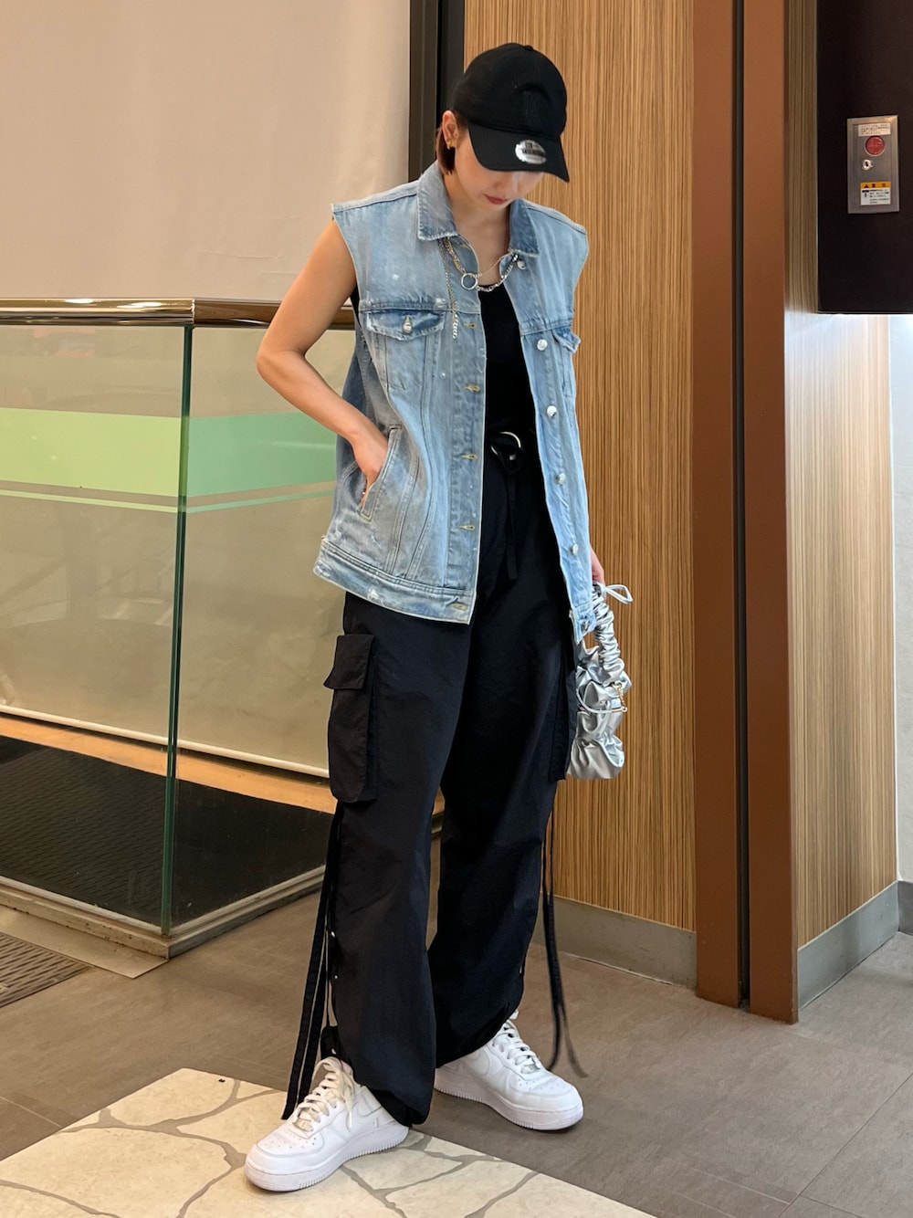 「シンプルコーデ、カジュアルコーデ、デニムベスト、デニムジャケット、カーゴパンツ、ナイキ、タンクトップ、キャップ、ブラックコーデ、ストリート、ユニクロ、ノースリーブ、夏コーデ、大人カジュアル、ベスト」｜「NEW ERAのWEGO/【WEB限定】NEW ERA 9TWENTY（キャップ、ブラック系）」を使った、sayakaさん（レディース・163cm）の夏コーディネートの1枚目の写真