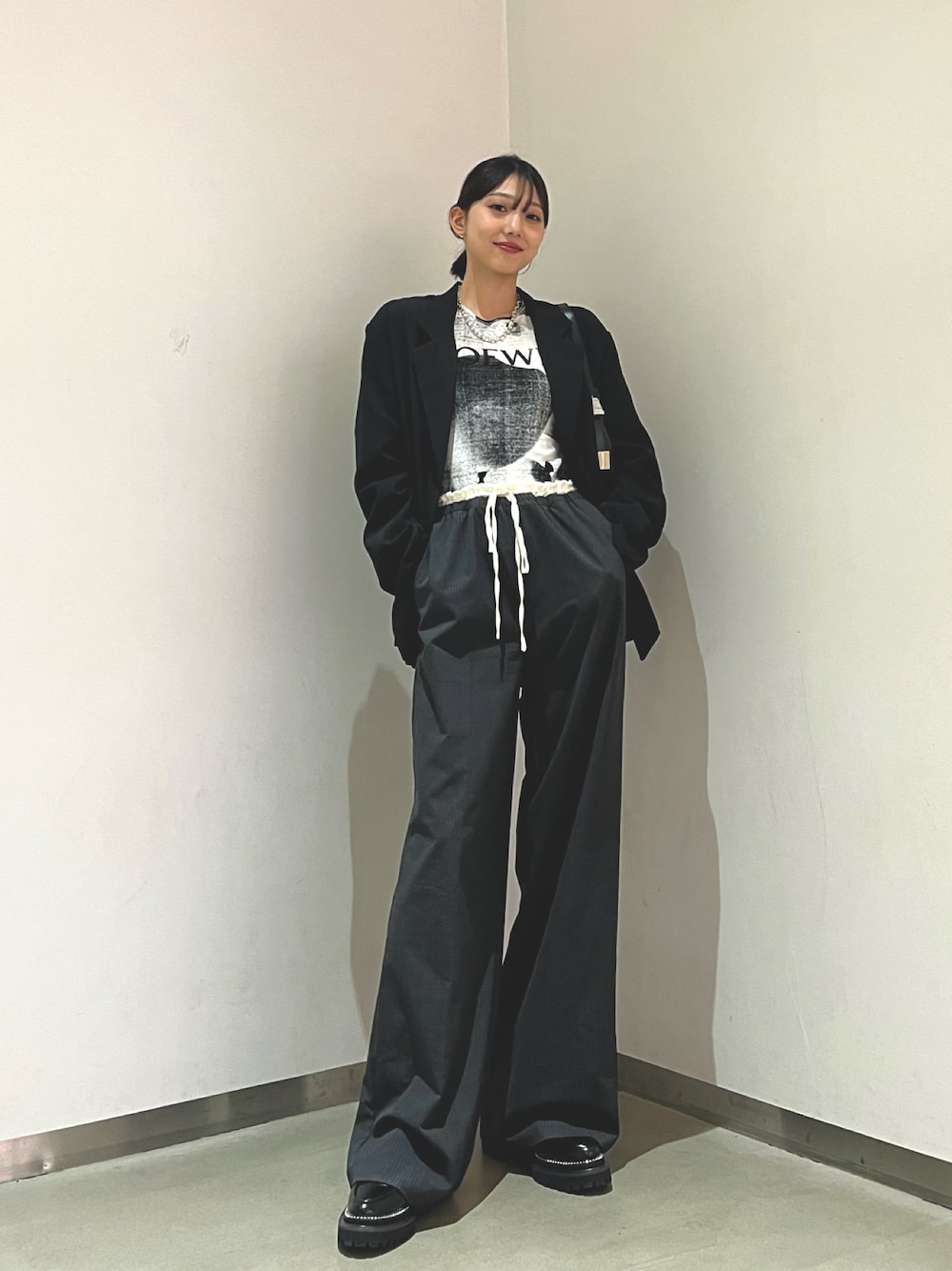 「重ね着ベストシーズン、秋冬コーデ、大人かわいい、きれいめカジュアル、オーバーサイズ、ローファー、ザラ、ハイブランド、ジャケット、テーラードジャケット、ジャケットスタイル、きれいめコーディネート、モード、オールブラック、グレー」｜「LOEWEのアイテム（トップス、ブラック系）」を使った、sayakaさん（レディース・163cm）の秋コーディネートの1枚目の写真