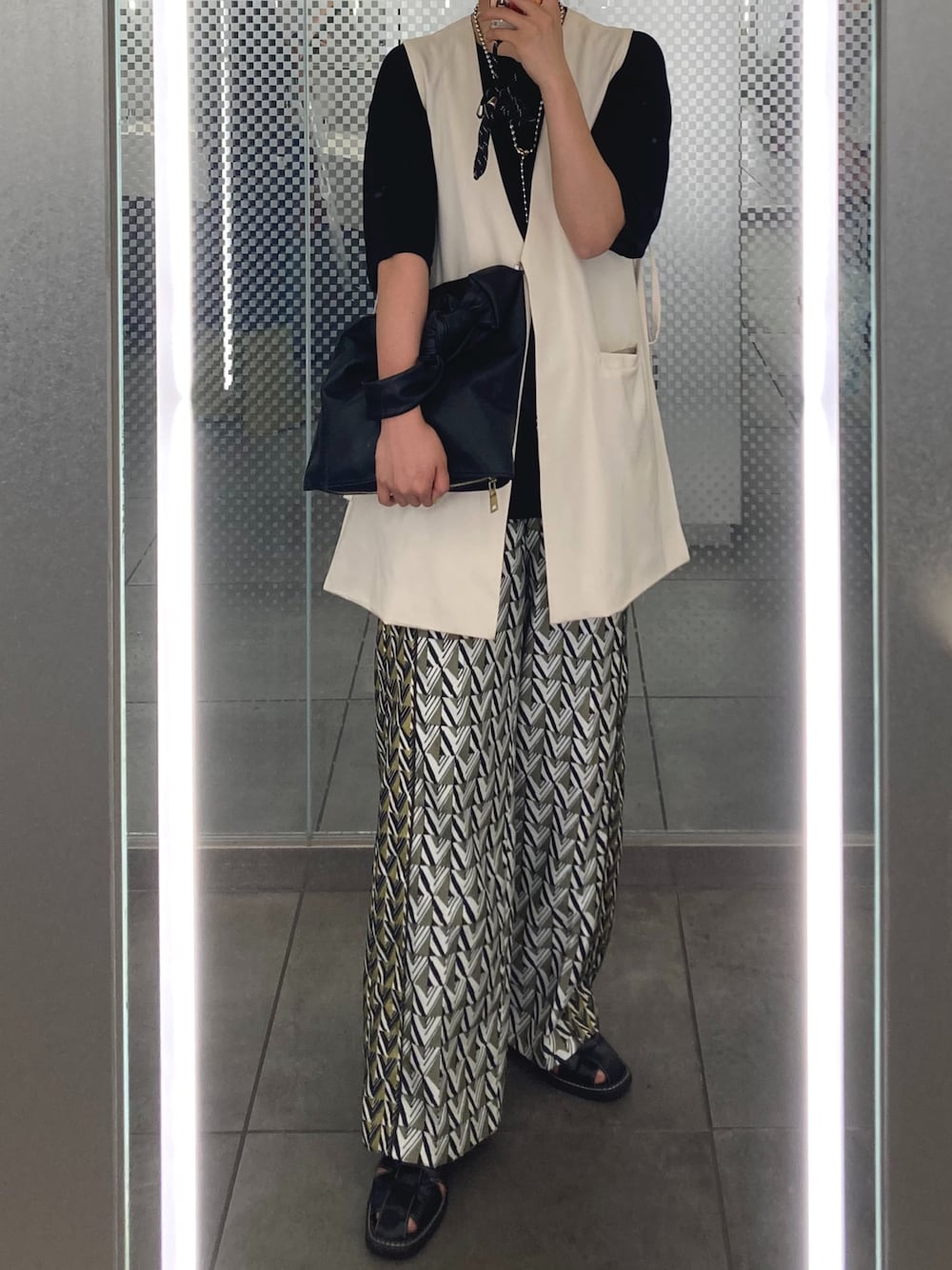 「このスタイルがお気に入り、夏コーデ、大人カジュアル、シンプルコーデ、オトナ女子、柄パンツ、ベスト、クラッチバッグ、ゆるコーデ、きれいめカジュアル、グルカサンダル、差し色、プチプラ、サンダルコーデ、カラーコーデ」｜「byYOUANCEのノーカラーリボンベスト（ベスト、ホワイト系）」を使った、sayakaさん（レディース・163cm）の夏コーディネートの1枚目の写真
