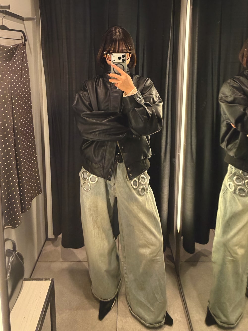 ホワイト系のシャツ/ブラウス、ブラック系のブルゾン、ブルー系のデニムパンツを着用したレディースの秋コーディネートの1枚目の写真