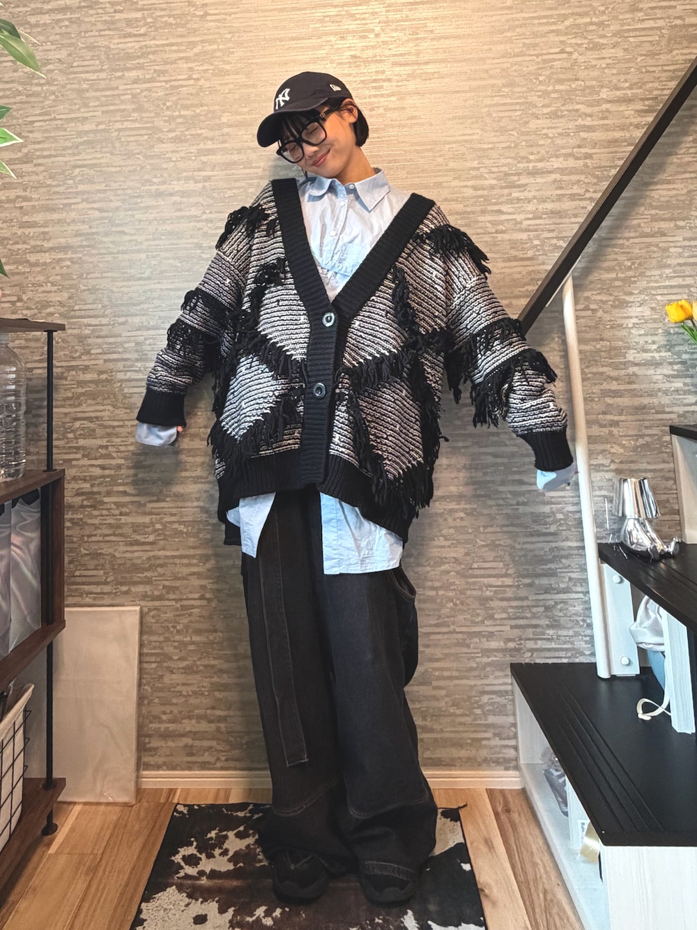 ブルー系のシャツ/ブラウス、ブラック系のデニムパンツ、ブラック系のスニーカーを着用したレディースの秋コーディネートの1枚目の写真