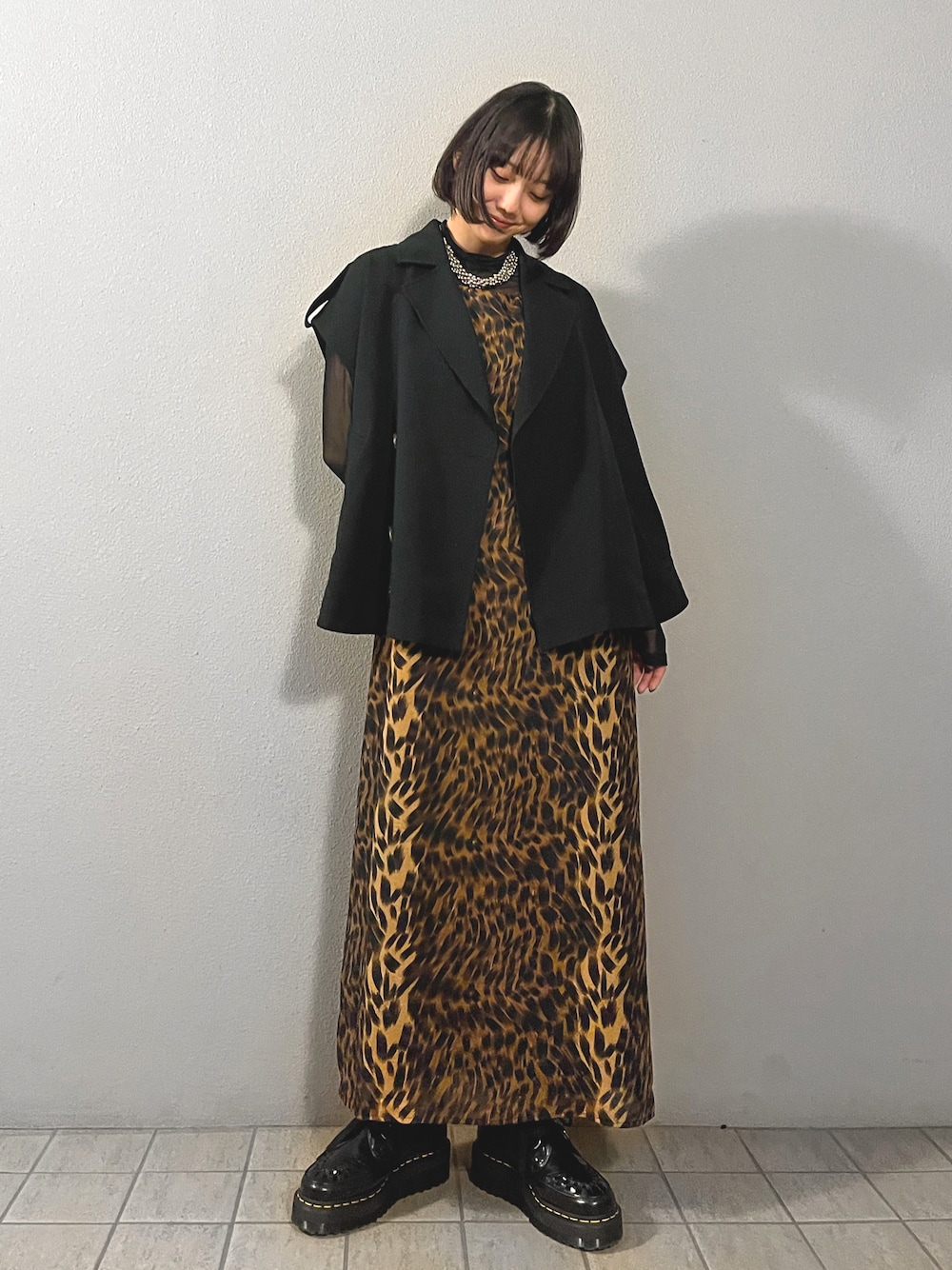 「秋服まるっと大公開、秋服準備はじめました、きれいめカジュアル、ひょう柄、ベスト、革靴、秋コーデ、厚底シューズ、ジャケット、ワンピース、個性派、ロングワンピース、ローファー、古着MIX、ブラウンコーデ」｜「JEANASISのトレンチショートベスト/894653（ベスト、ブラック系）」を使った、sayakaさん（レディース・163cm）の秋コーディネートの1枚目の写真