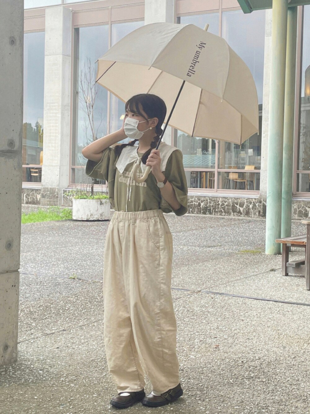 「カジュアル、秋のコーデ、ナチュラル、SM2、つけ襟、低身長、雨の日コーデ、低身長コーデ、淡色コーデ、サマンサ モスモス(Samansa Mos2)、今日のコーデ、Samansa Mos2、オトナカジュアル、おしゃれさんと繋がりたい、moitytto」｜「Samansa Mos2のインレイロゴTシャツ（Tシャツ/カットソー、グリーン系）」を使った、𝑌𝑢𝑟𝑖さん（レディース・152cm）の秋コーディネートの1枚目の写真