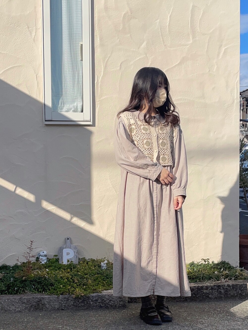「冬コーデ、ワントーンコーデ、ニット、ベスト、ニットベスト、ナチュラル、おしゃれさんと繋がりたい、ワンピース、ベージュ、淡色コーデ、低身長、moitytto、ehka sopo、SM2、Samansa Mos2」｜「Samansa Mos2のラウンドカラーワンピース（ワンピース、ベージュ系）」を使った、𝑌𝑢𝑟𝑖さん（レディース・152cm）の冬コーディネートの1枚目の写真