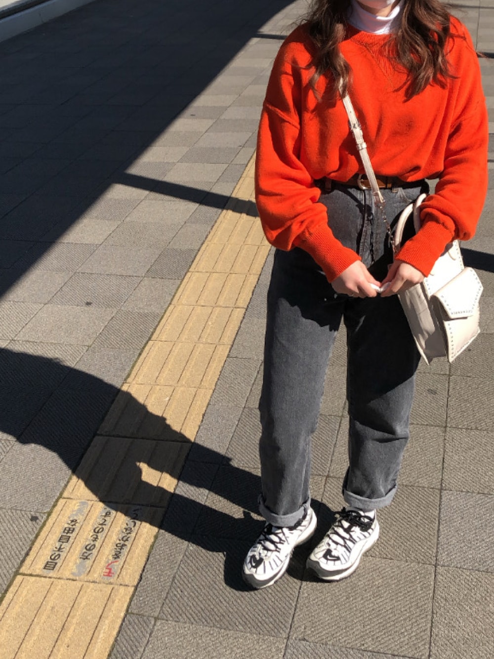 「秋コーデ、カジュアル、ニット/セーター、低身長コーデ、休日スタイル、低身長、今日のコーデ、オレンジ、カラーニット、スニーカー、スニーカーコーデ」｜「不明のアイテム（デニムパンツ、グレー系）」を使った、Kohakuさん（レディース・149cm）の秋コーディネートの1枚目の写真