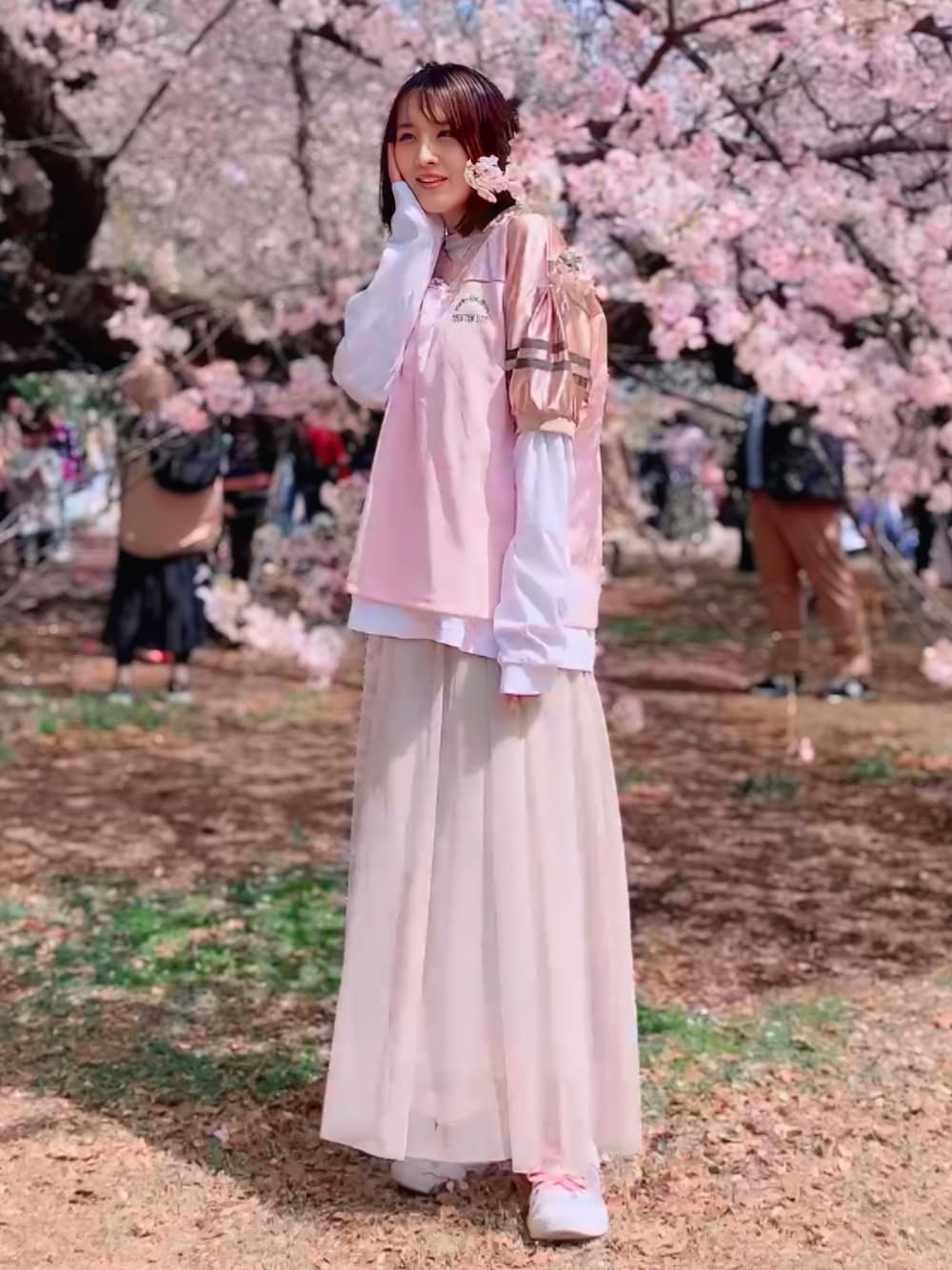 「春めき満開コーデ、お花見、お花見コーデ、桜、ピンク、レイヤードスタイル、チュールスカート、春コーデ、春、春色、ロンT、サテン、スポーツミックス、フェミニン、ガーリー」｜「RODEO CROWNS WIDE BOWLのNJ85 ナンバートップス（その他トップス、ピンク系）」を使った、ほのかりんさん（レディース・166cm）の春コーディネートの1枚目の写真