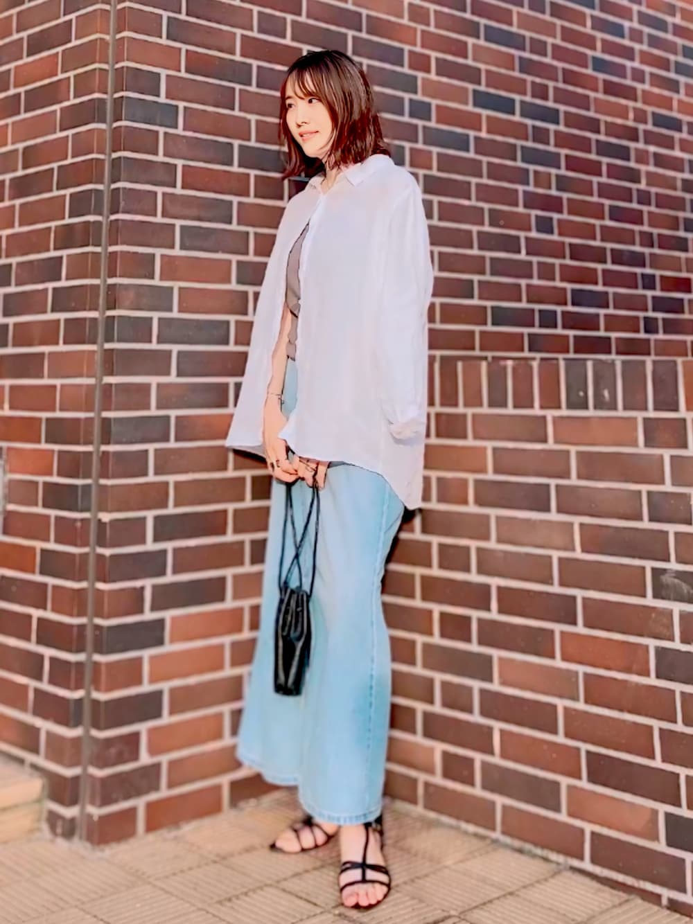 「リネンシャツ、リネン、シャツスタイル、シャツアレンジ、長袖シャツ、マント、羽織り、デニムスカート、ショルダーバッグ、サンダル、キャミソール、夏ルックで気分アップ、夏コーデ、プチプラ、UNIQLO」｜「UNIQLOのプレミアムリネンシャツ（長袖）（シャツ/ブラウス、ホワイト系）」を使った、ほのかりんさん（骨格ナチュラル・レディース・166cm）の夏コーディネートの1枚目の写真