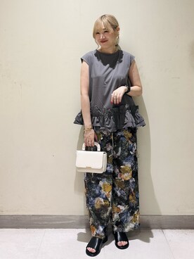 「OPAQUE.CLIP（オペークドットクリップ）の裾フリルドッキングカットソー【洗濯機OK】（Tシャツ/カットソー、グレー系）」を使った、みきちぃさん（レディース）の夏コーディネート