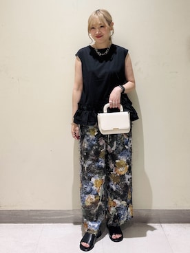 「OPAQUE.CLIP（オペークドットクリップ）の裾フリルドッキングカットソー【洗濯機OK】（Tシャツ/カットソー、ブラック系）」を使った、みきちぃさん（レディース）の夏コーディネート