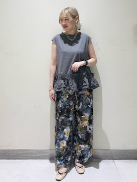 「OPAQUE.CLIP（オペークドットクリップ）の裾フリルドッキングカットソー【洗濯機OK】（Tシャツ/カットソー、グレー系）」を使った、みきちぃさん（レディース）の夏コーディネート