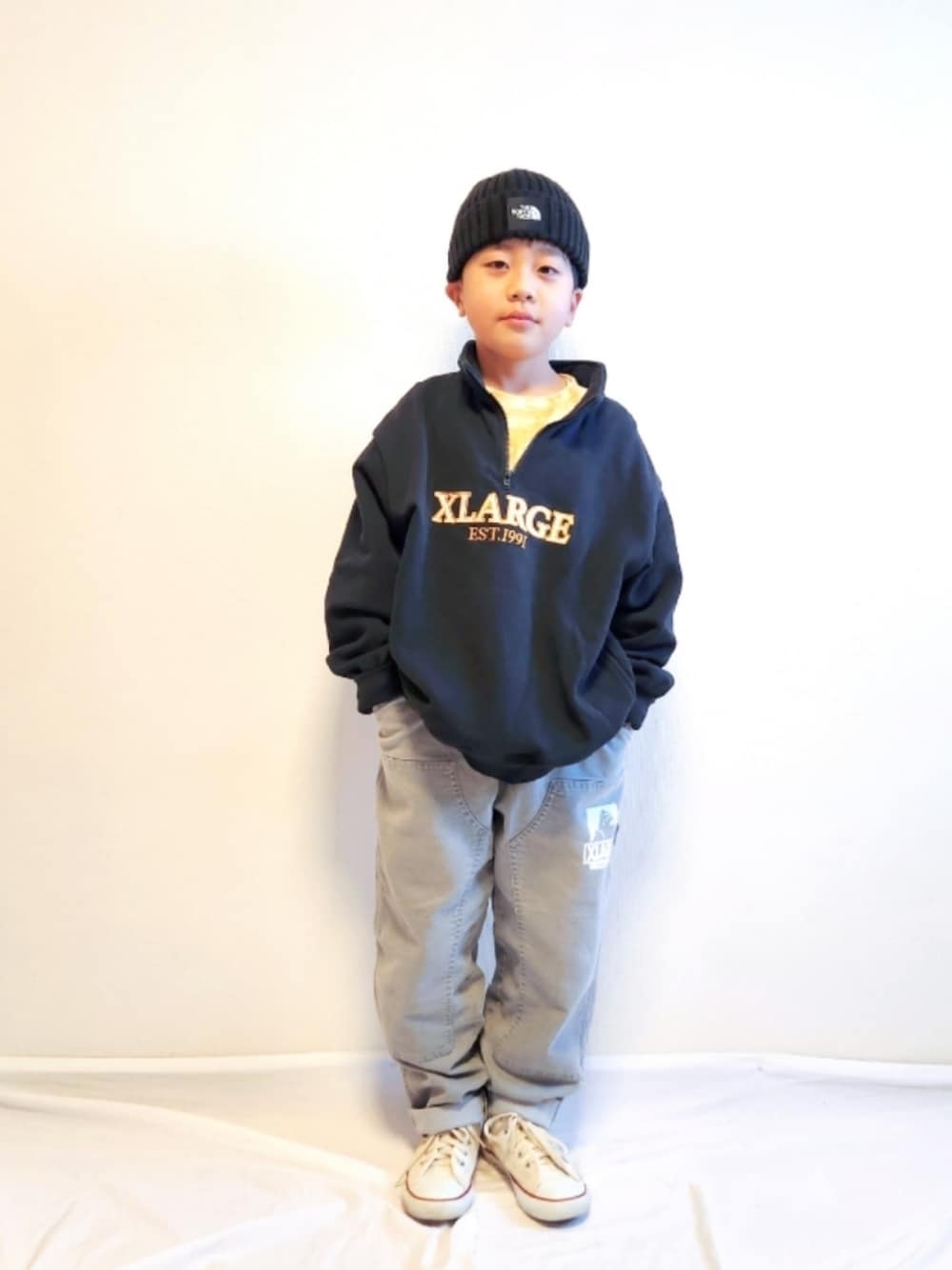 「むすこーで、レイヤードスタイル、ストリート、モノトーン、ニット帽、スウェット、ハーフジップ、デニムパンツ、ワークパンツ、XLARGE KIDS」｜「XLARGE KIDSのハーフジップロゴトレーナー（スウェット、ブラック系）」を使った、୧( ¨̮ )RC(ت)୨さん（キッズ・120cm）の冬コーディネートの1枚目の写真