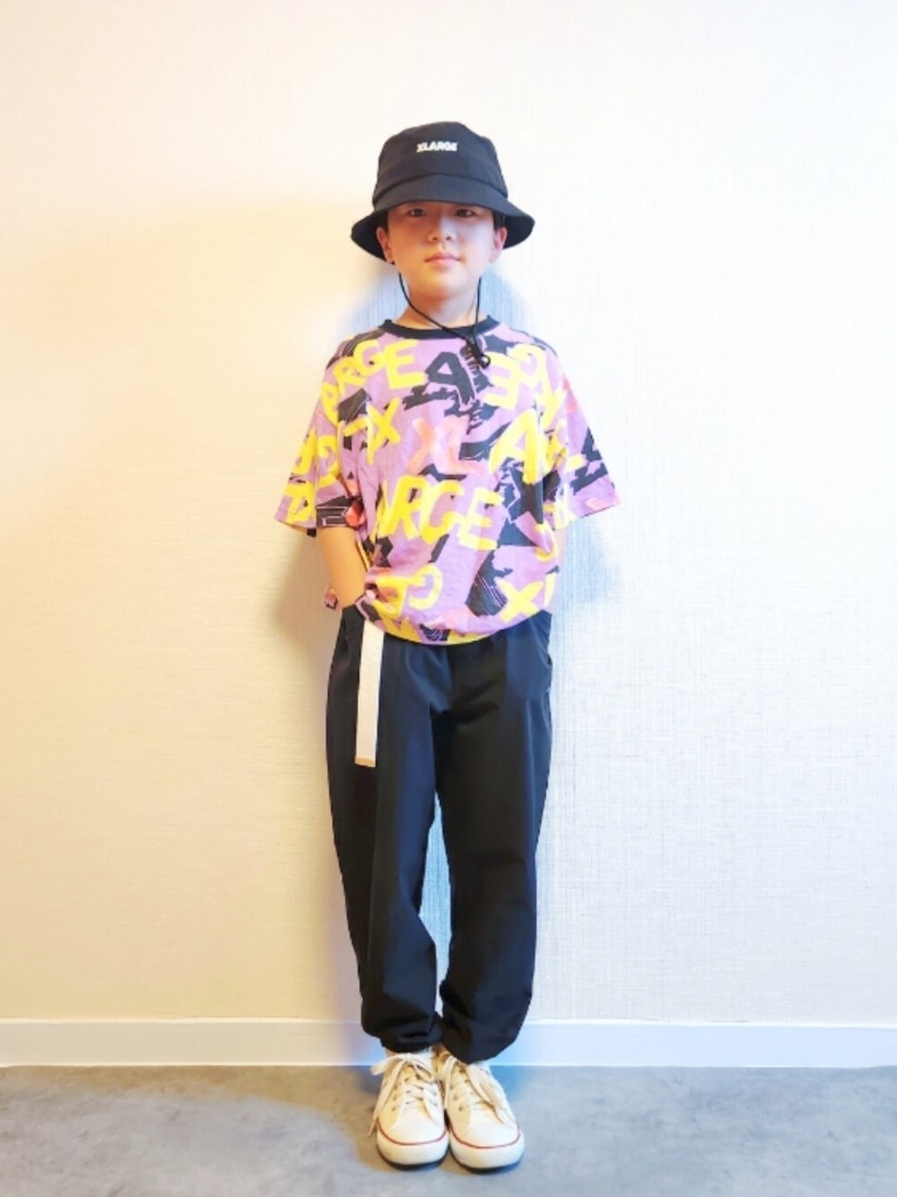 「むすこーで、夏コーデ、モード、お出かけコーデ、バケットハット、総柄、Tシャツ、テーパードパンツ、スニーカー、ストリート、XLARGE KIDS」｜「XLARGE KIDSのロゴバケットハット（ハット、ブラック系）」を使った、୧( ¨̮ )RC(ت)୨さん（キッズ・120cm）の春コーディネートの1枚目の写真