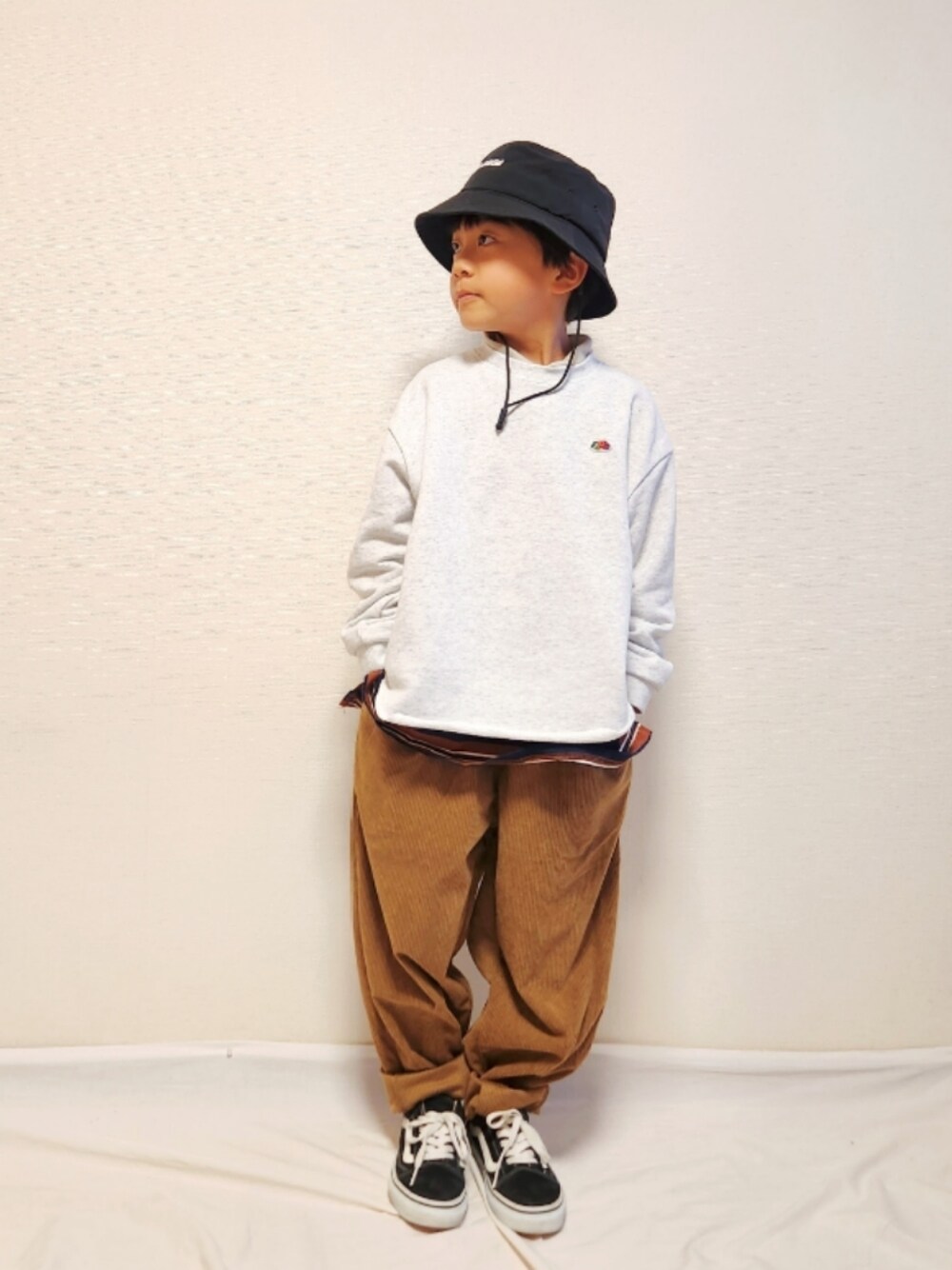 ブラウン系のその他パンツ、グレー系のスウェット、ブルー系のTシャツ/カットソーを着用したキッズの秋コーディネートの1枚目の写真