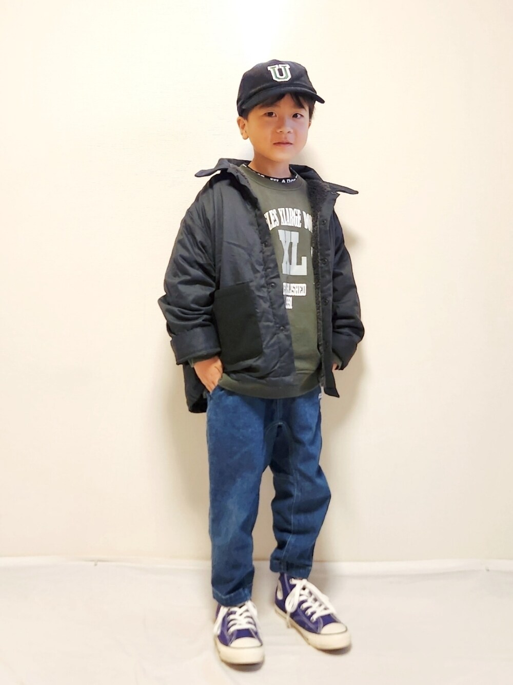 「むすこーで、ジャケット、アウター、スウェット、ロンT、デニムパンツ、キャップ、ハイカットスニーカー、XLARGE KIDS、ストリート」｜「F.O.KIDSの異素材切替裏ボアジャケット（ダウンジャケット/コート、グレー系）」を使った、୧( ¨̮ )RC(ت)୨さん（キッズ・110cm）の冬コーディネートの1枚目の写真