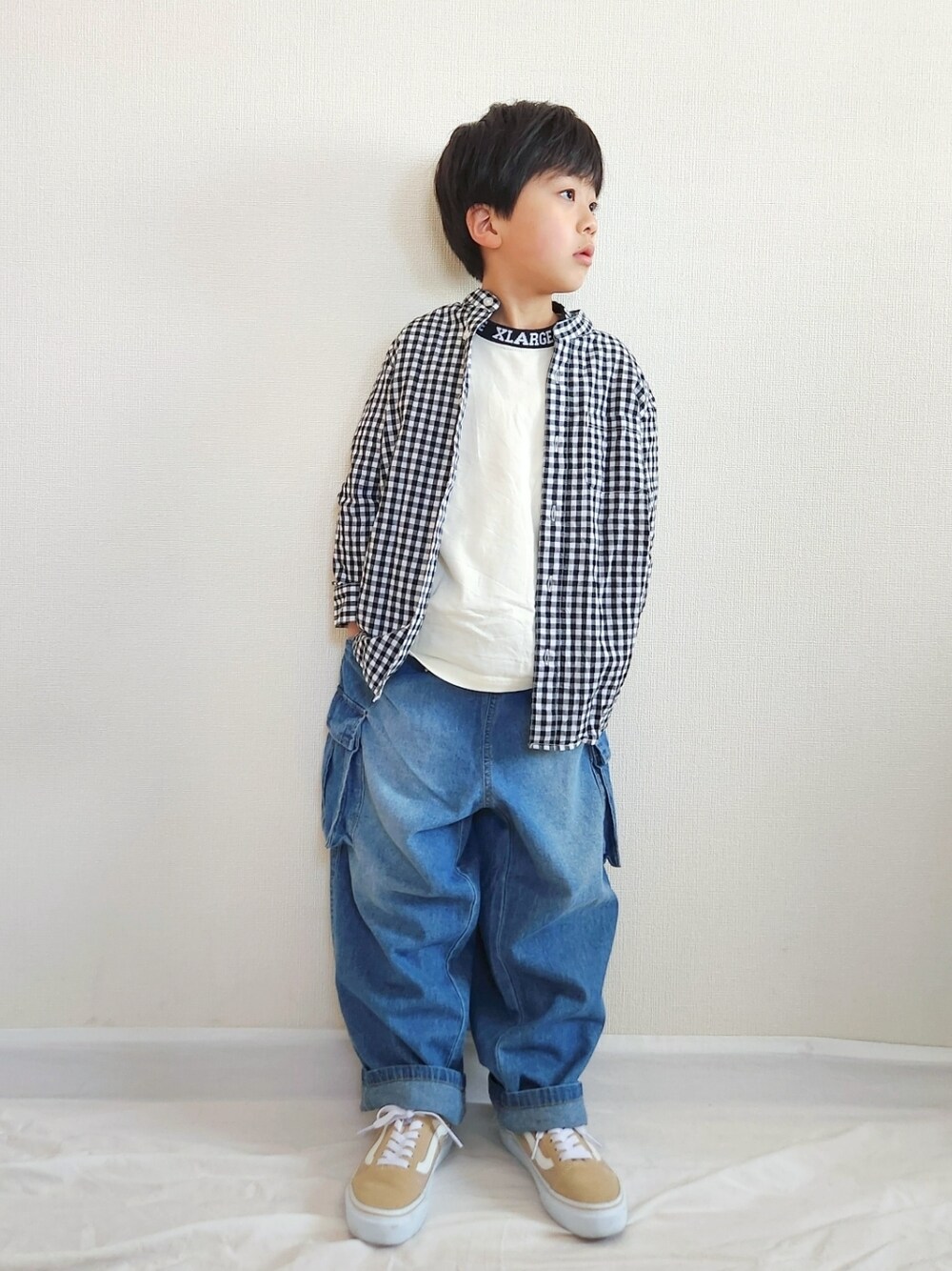 ホワイト系のTシャツ/カットソー、ブルー系のシャツ/ブラウス、ブルー系のデニムパンツを着用したキッズの春コーディネートの1枚目の写真