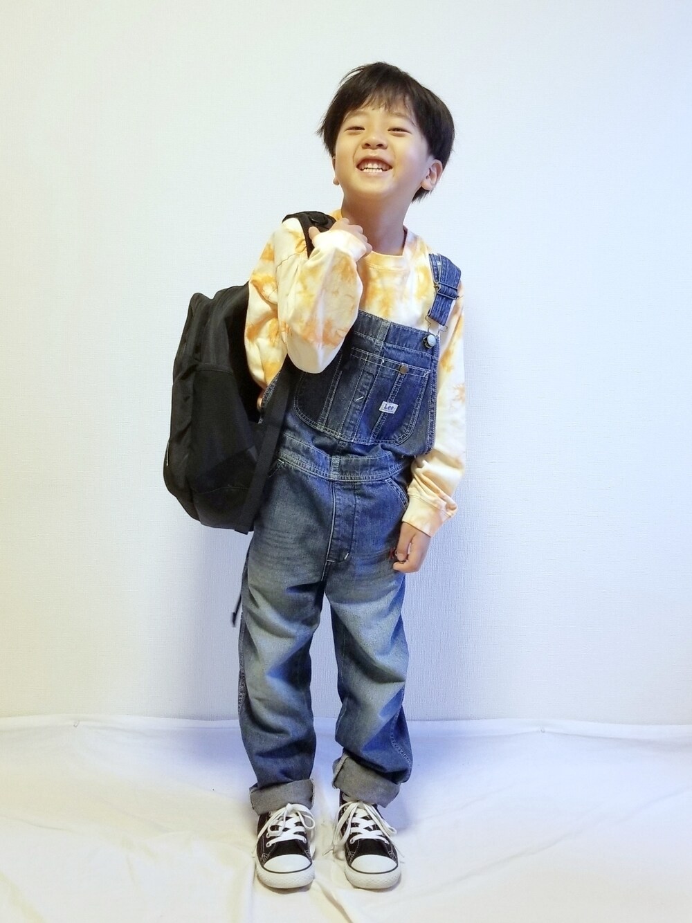 「むすこーで、プチプラ、タイダイ柄、古着MIX、ロンT、オーバーオール、リュック、XLARGE KIDS、converse、ハイカットスニーカー」｜「PAIRMANON STREETの【PAIRMANON STREET】【プレミアムコットン100】ユニセックスタイダイプリント長袖Tシャツ（Tシャツ/カットソー、オレンジ系）」を使った、୧( ¨̮ )RC(ت)୨さん（キッズ・110cm）の秋コーディネートの1枚目の写真