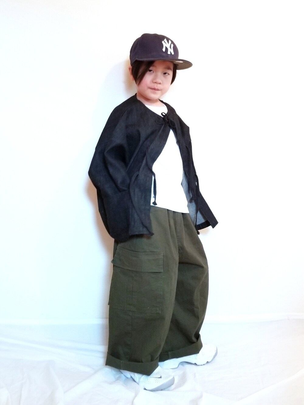 「ZOZOKIDSDAY、ootd、むすこーで、カンフージャケット、デニムジャケット、ロンT、カラーパンツ、カーゴパンツ、ワイドパンツ」｜「XLARGE KIDSのアイテム（Tシャツ/カットソー、ホワイト系）」を使った、୧( ¨̮ )RC(ت)୨さん（キッズ・110cm）の春コーディネートの1枚目の写真