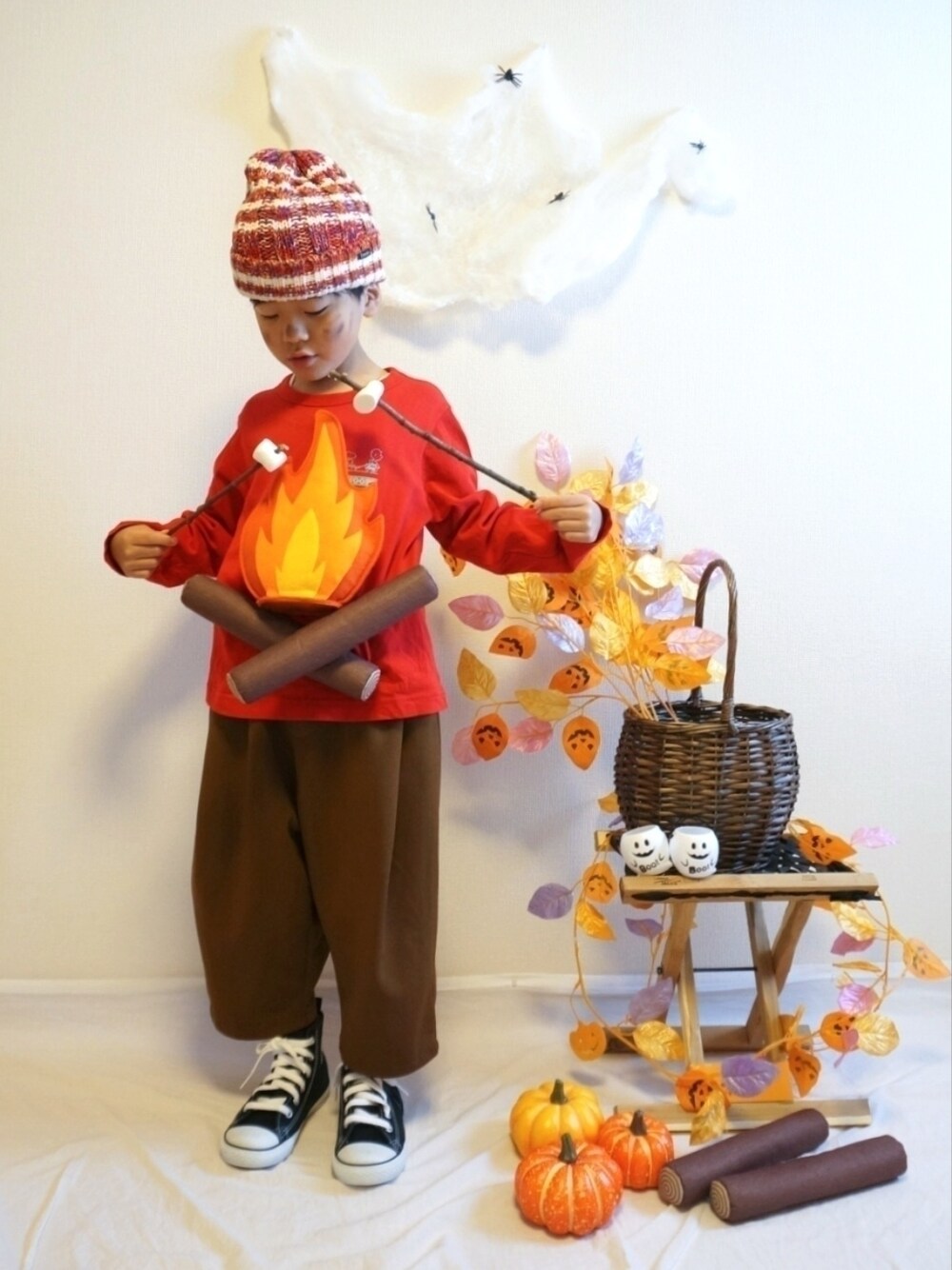 「WEARハロウィン2022、むすこーで、ハロウィンコーデ、ハロウィン、halloween、プチプラ、ニット帽、ロンT、ブラウンパンツ、ハイカットスニーカー」｜「DENIM DUNGAREEのアイテム（ニットキャップ/ビーニー、レッド系）」を使った、୧( ¨̮ )RC(ت)୨さん（キッズ・110cm）の秋コーディネートの1枚目の写真