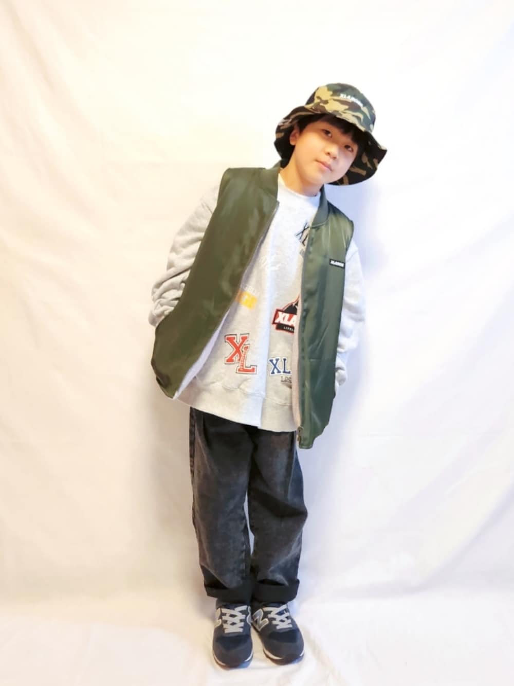 「むすこーで、バケットハット、スウェット、ベスト、リバーシブル、デニムパンツ、ストリート、XLARGE KIDS、レイヤードスタイル、お出かけコーデ」｜「XLARGE KIDSのリバーシブルベスト（ブルゾン、グリーン系）」を使った、୧( ¨̮ )RC(ت)୨さん（キッズ・120cm）の春コーディネートの1枚目の写真
